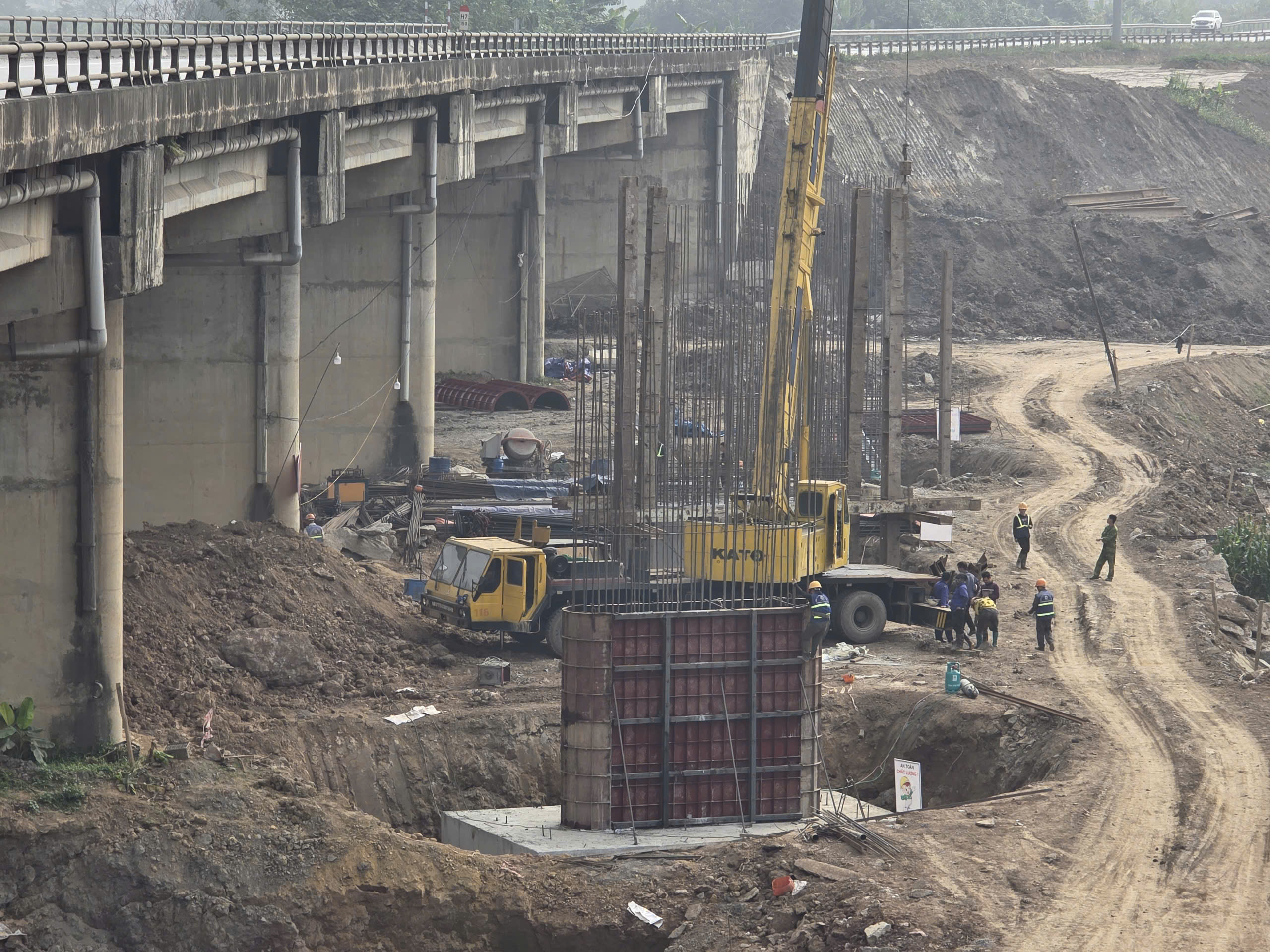 Dự &aacute;n mở rộng cao tốc Nội B&agrave;i - L&agrave;o Cai: Nh&agrave; thầu mong sớm gỡ kh&oacute; nguồn vật liệu- Ảnh 2.