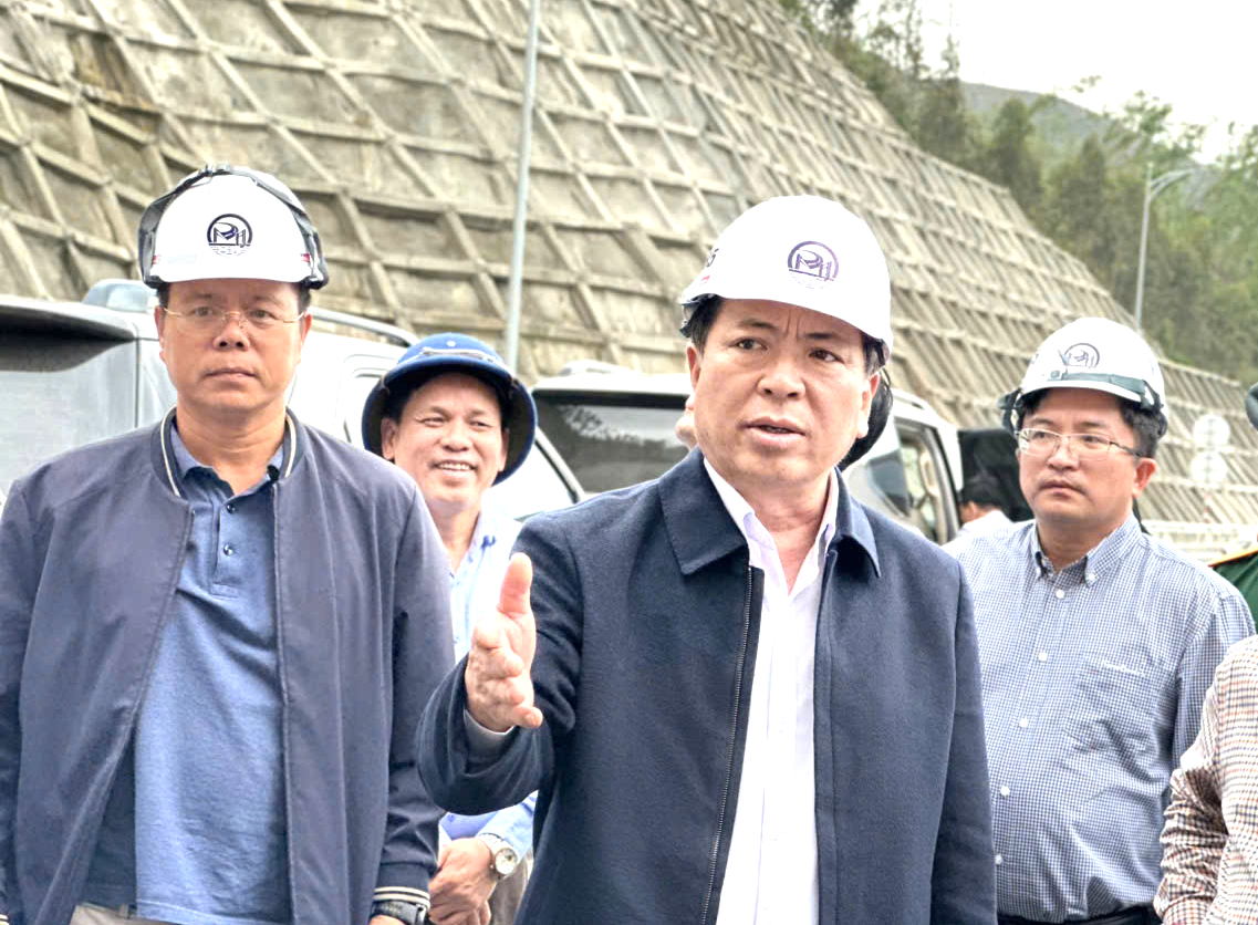 Minister Tran Hong Minh orders Quy Nhon–Chi Thanh Expressway main lane to open by Jan 31- Ảnh 1. Minister Tran Hong Minh orders Quy Nhon–Chi Thanh Expressway main lane to open by Jan 31- Ảnh 1.