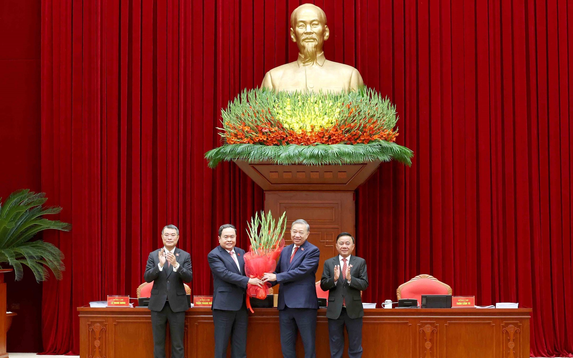 Danh s&aacute;ch 19 Ủy vi&ecirc;n Bộ Ch&iacute;nh trị kho&aacute; XIV