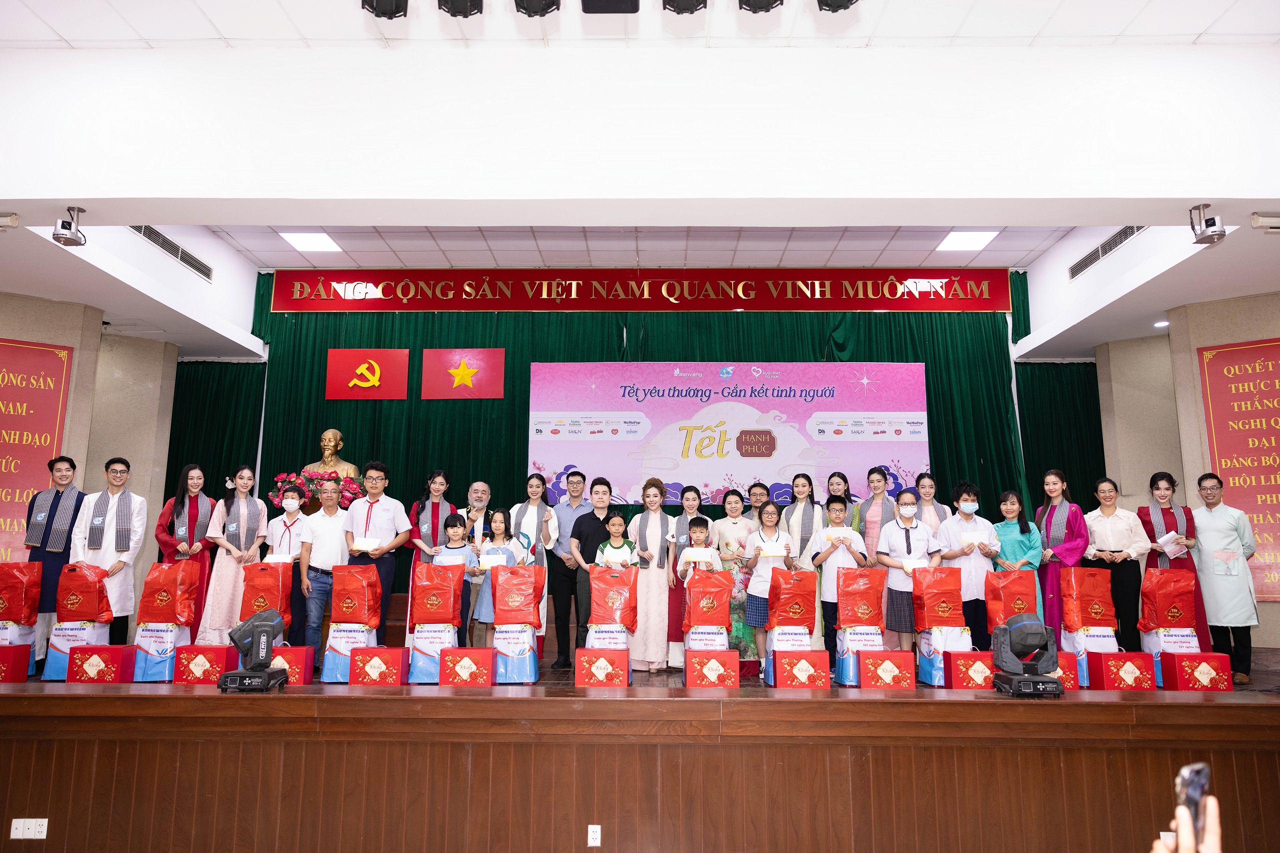 Hơn 20 hoa, &aacute; hậu lần đầu c&ugrave;ng g&oacute;i b&aacute;nh chưng tặng người ngh&egrave;o đ&oacute;n Tết- Ảnh 8.