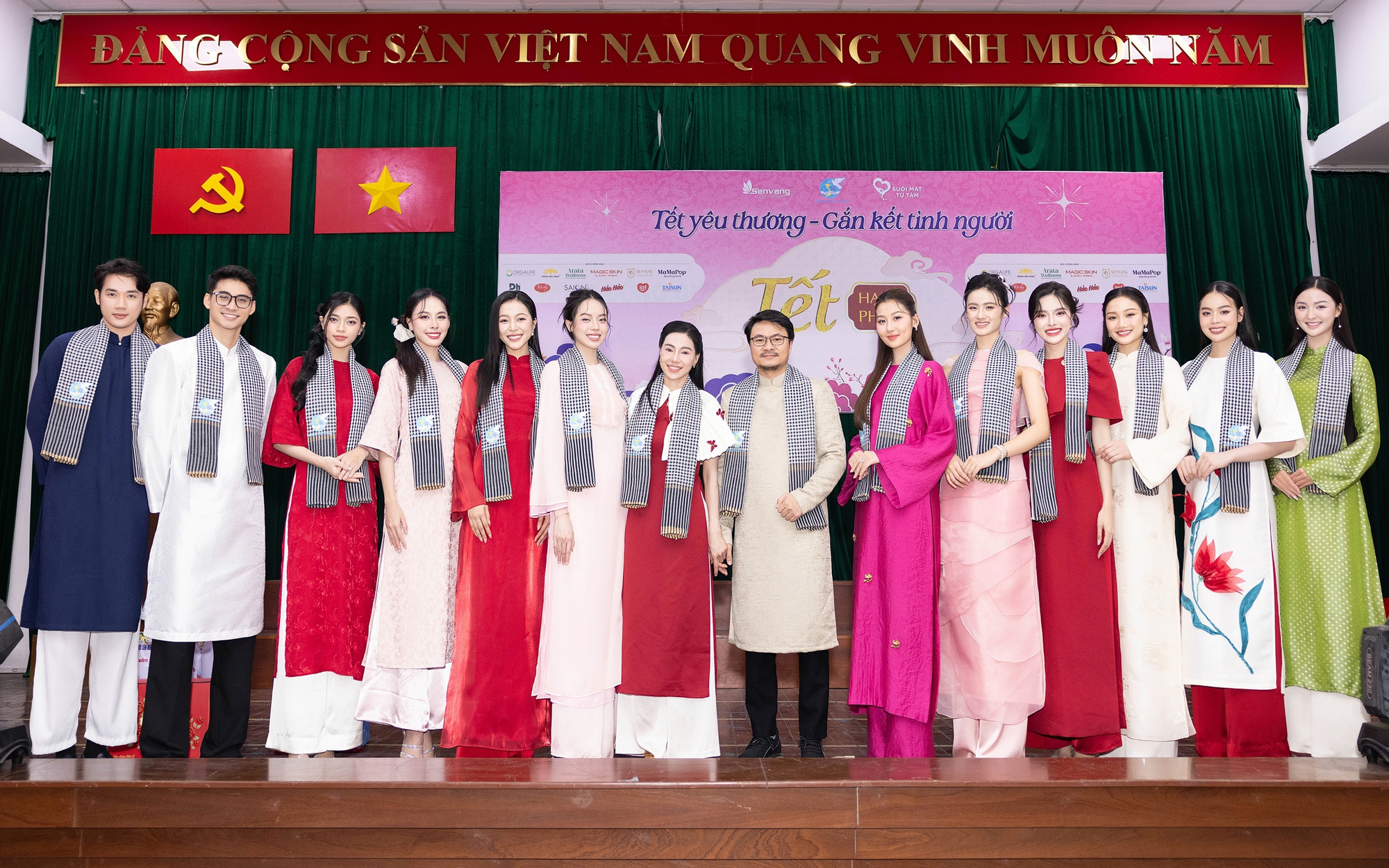 Giữ lửa nồi bánh nghĩa tình: Không khí đón Tết rộn ràng khắp các tỉnh phía Nam- Ảnh 26. Hơn 20 hoa, á hậu lần đầu cùng gói bánh chưng tặng người nghèo đón Tết