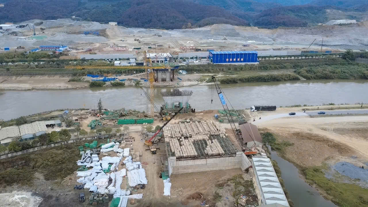 L&agrave;o Cai r&eacute;t 4 độ C, hơn 100 c&ocirc;ng nh&acirc;n vẫn b&aacute;m c&ocirc;ng trường cầu bi&ecirc;n giới Việt - Trung- Ảnh 11.
