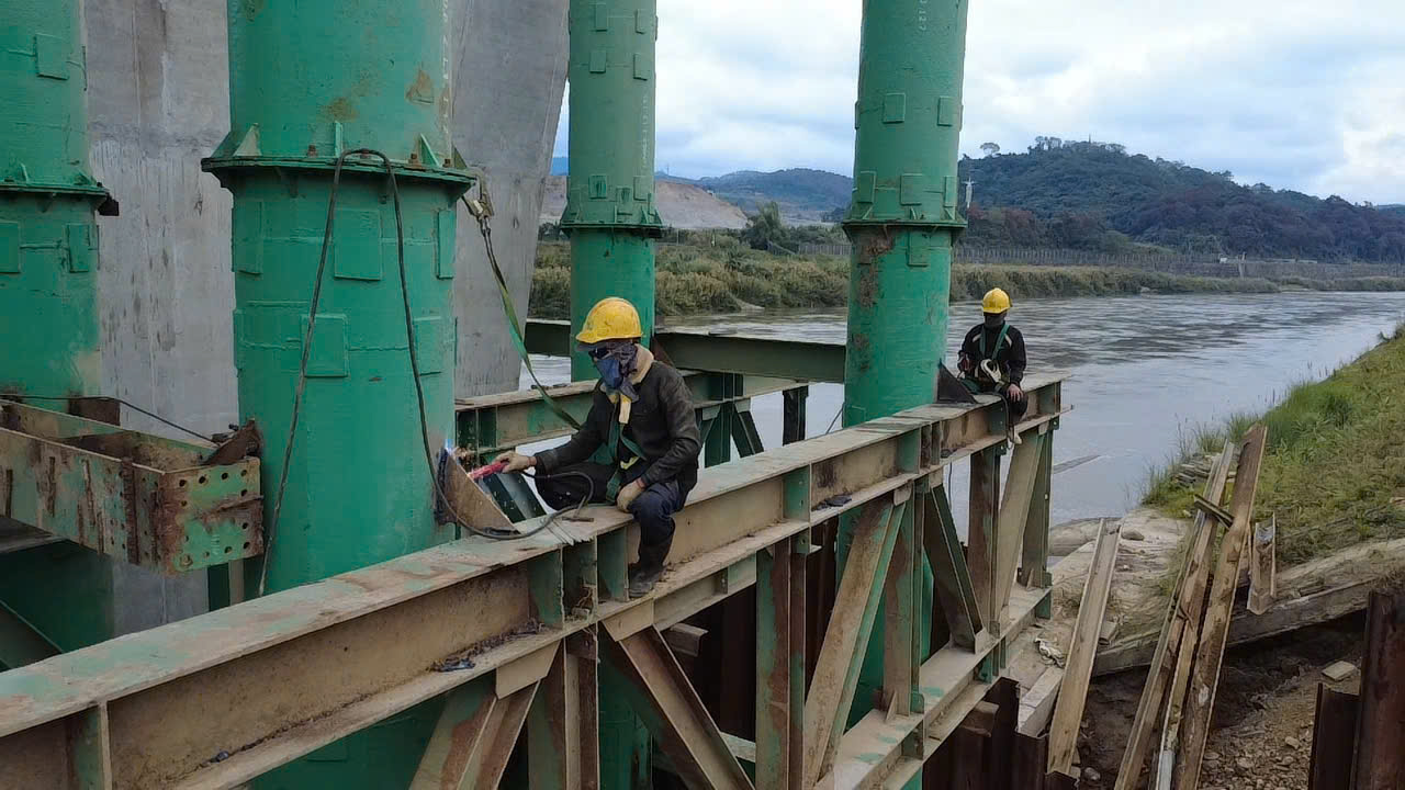 L&agrave;o Cai r&eacute;t 4 độ C, hơn 100 c&ocirc;ng nh&acirc;n vẫn b&aacute;m c&ocirc;ng trường cầu bi&ecirc;n giới Việt - Trung- Ảnh 9.