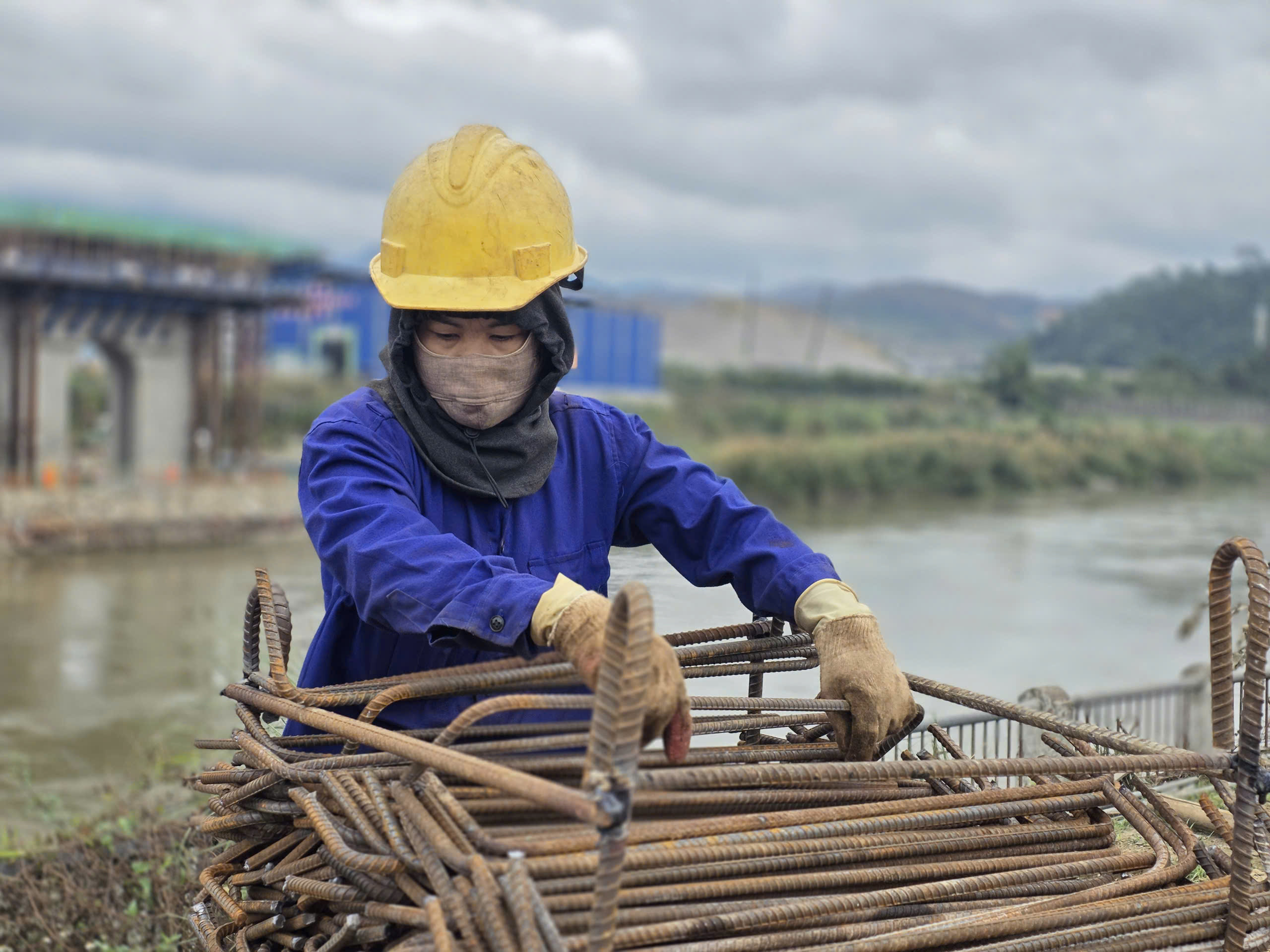 L&agrave;o Cai r&eacute;t 4 độ C, hơn 100 c&ocirc;ng nh&acirc;n vẫn b&aacute;m c&ocirc;ng trường cầu bi&ecirc;n giới Việt - Trung- Ảnh 4.