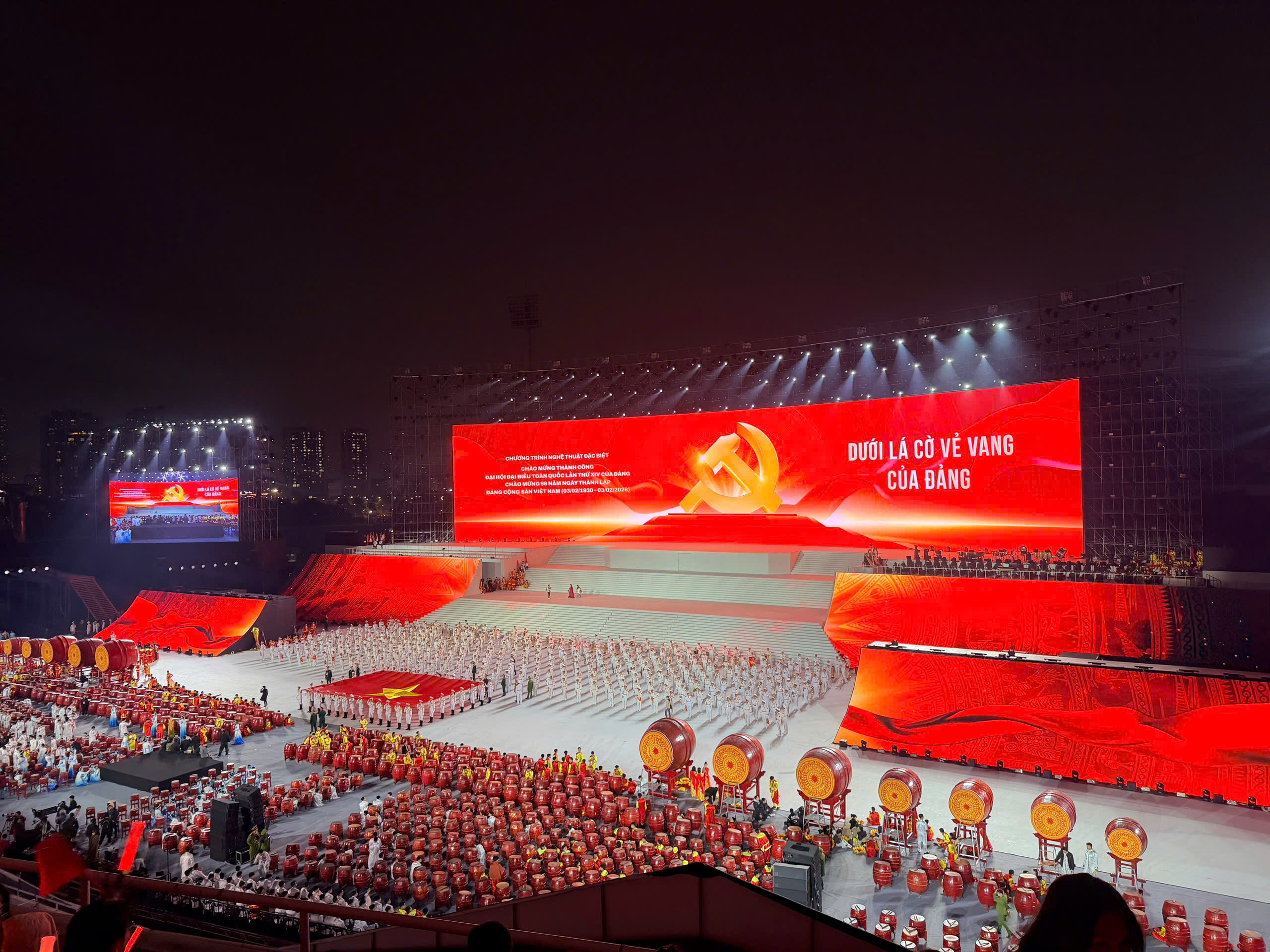 M&atilde;n nh&atilde;n chương tr&igrave;nh nghệ thuật, ph&aacute;o hoa ch&agrave;o mừng th&agrave;nh c&ocirc;ng Đại hội XIV của Đảng- Ảnh 2.