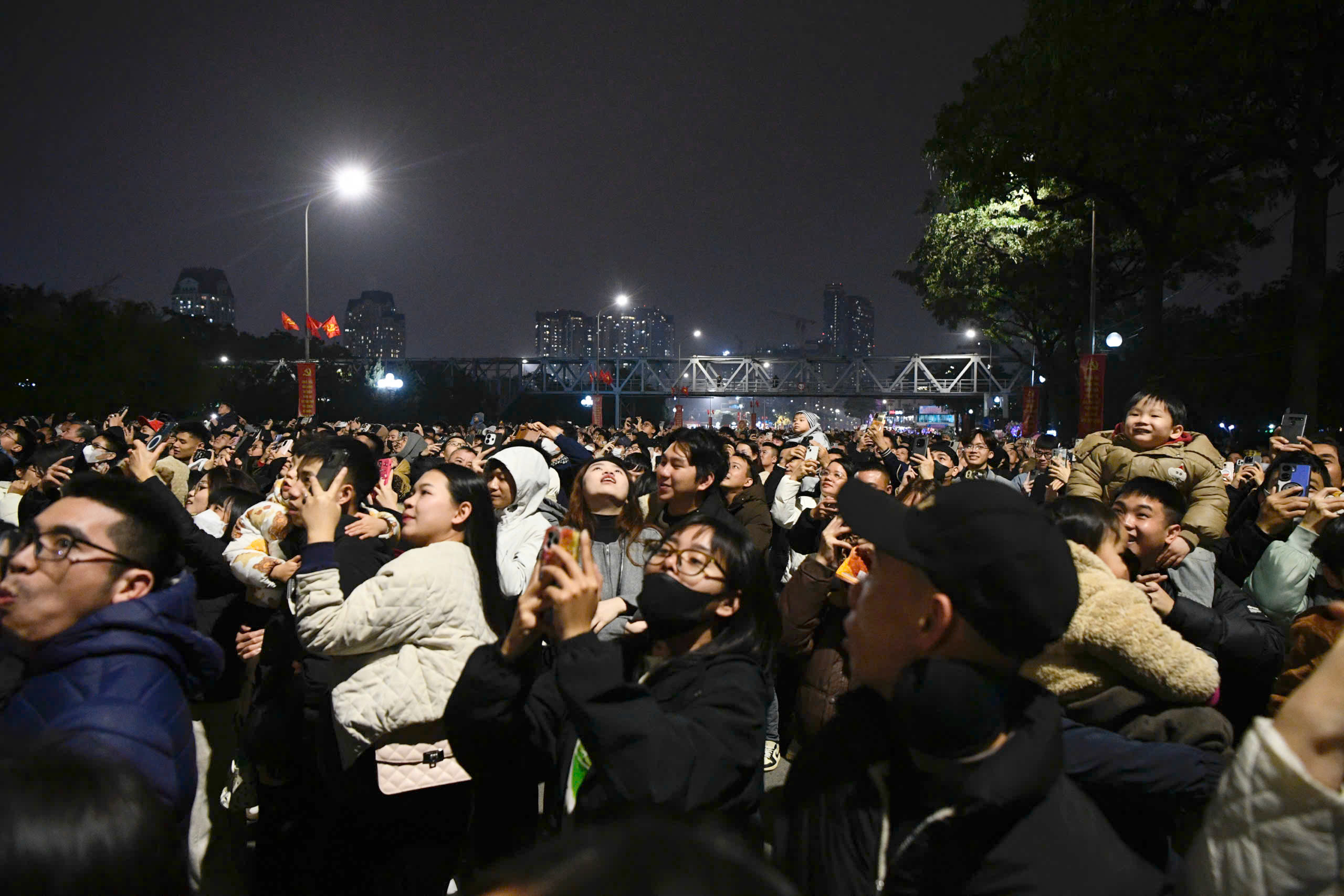 M&atilde;n nh&atilde;n chương tr&igrave;nh nghệ thuật, ph&aacute;o hoa ch&agrave;o mừng th&agrave;nh c&ocirc;ng Đại hội XIV của Đảng- Ảnh 12.