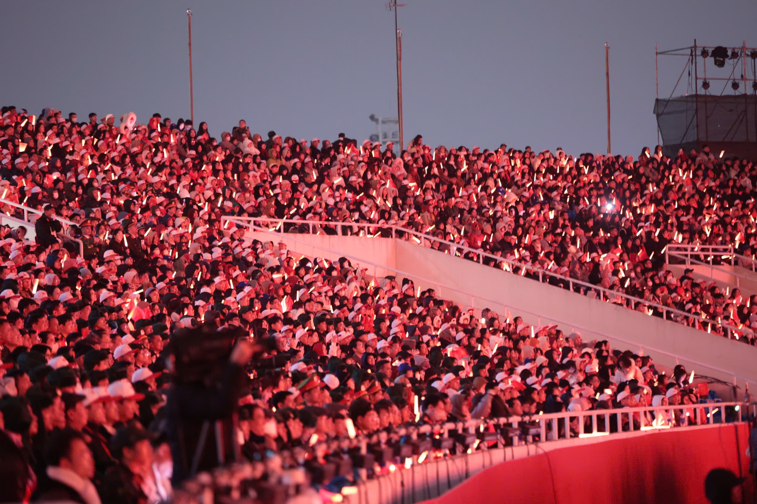 M&atilde;n nh&atilde;n chương tr&igrave;nh nghệ thuật, ph&aacute;o hoa ch&agrave;o mừng th&agrave;nh c&ocirc;ng Đại hội XIV của Đảng- Ảnh 4.