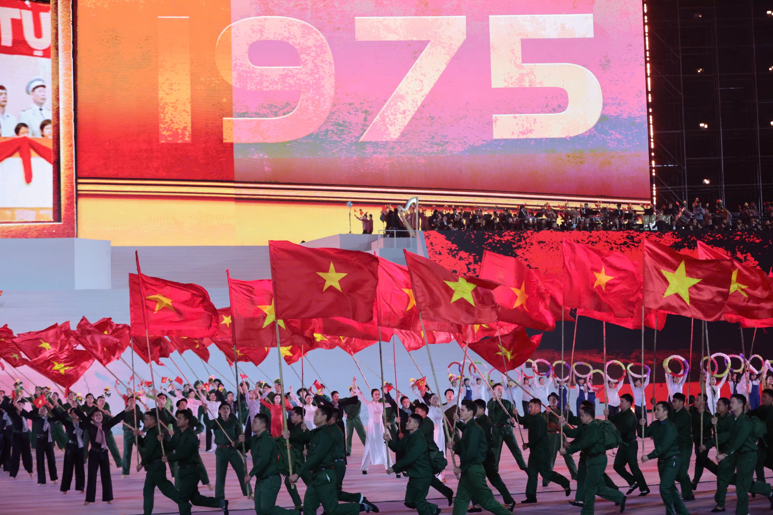 M&atilde;n nh&atilde;n chương tr&igrave;nh nghệ thuật, ph&aacute;o hoa ch&agrave;o mừng th&agrave;nh c&ocirc;ng Đại hội XIV của Đảng- Ảnh 3.