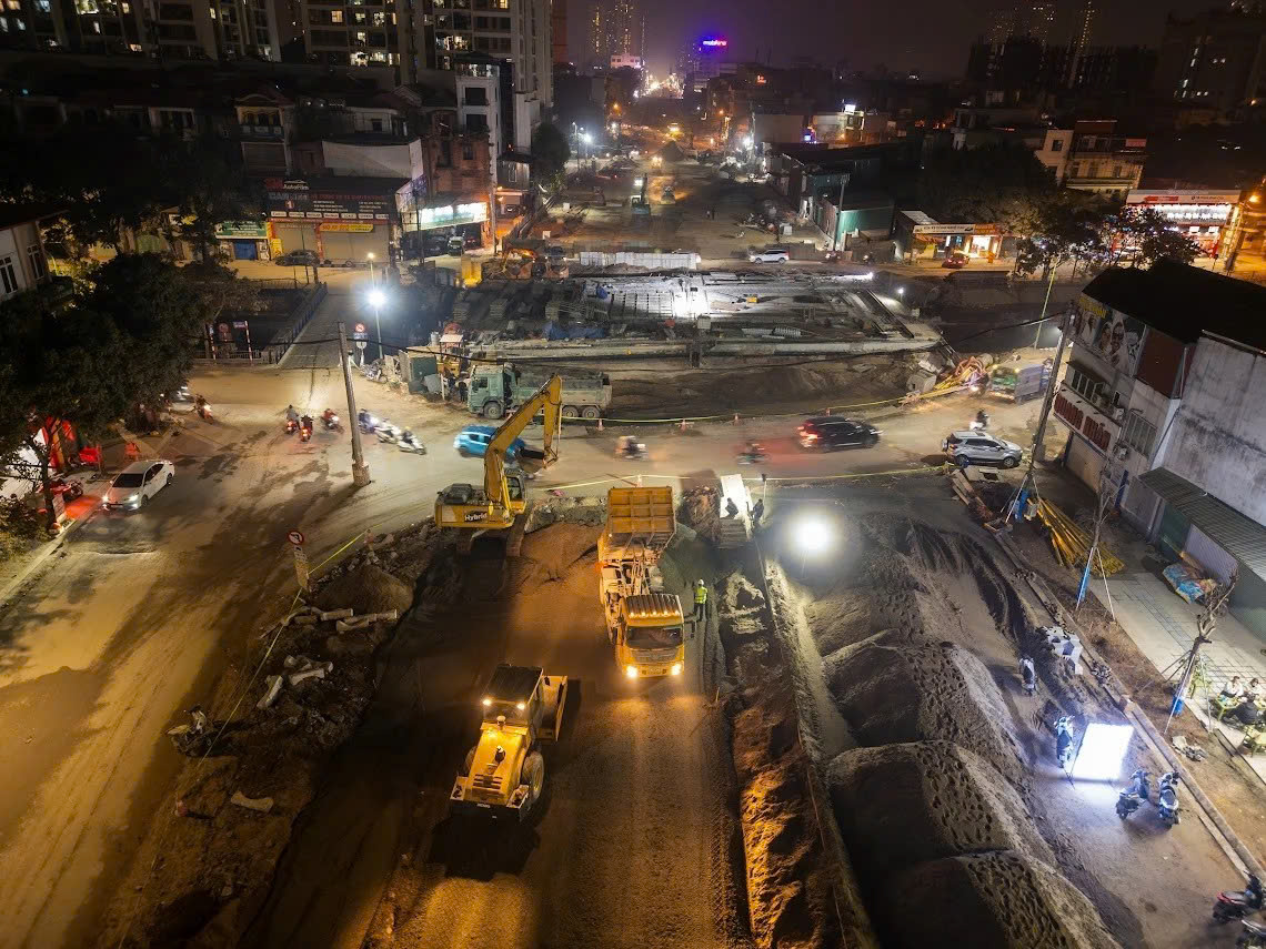 Xuyên đêm thi công giữa giá rét, quyết tâm đưa Vành đai 2,5 Hà Nội về đích đúng hẹn- Ảnh 2. Xuyên đêm thi công giữa giá rét, quyết tâm đưa Vành đai 2,5 Hà Nội về đích đúng hẹn- Ảnh 2.