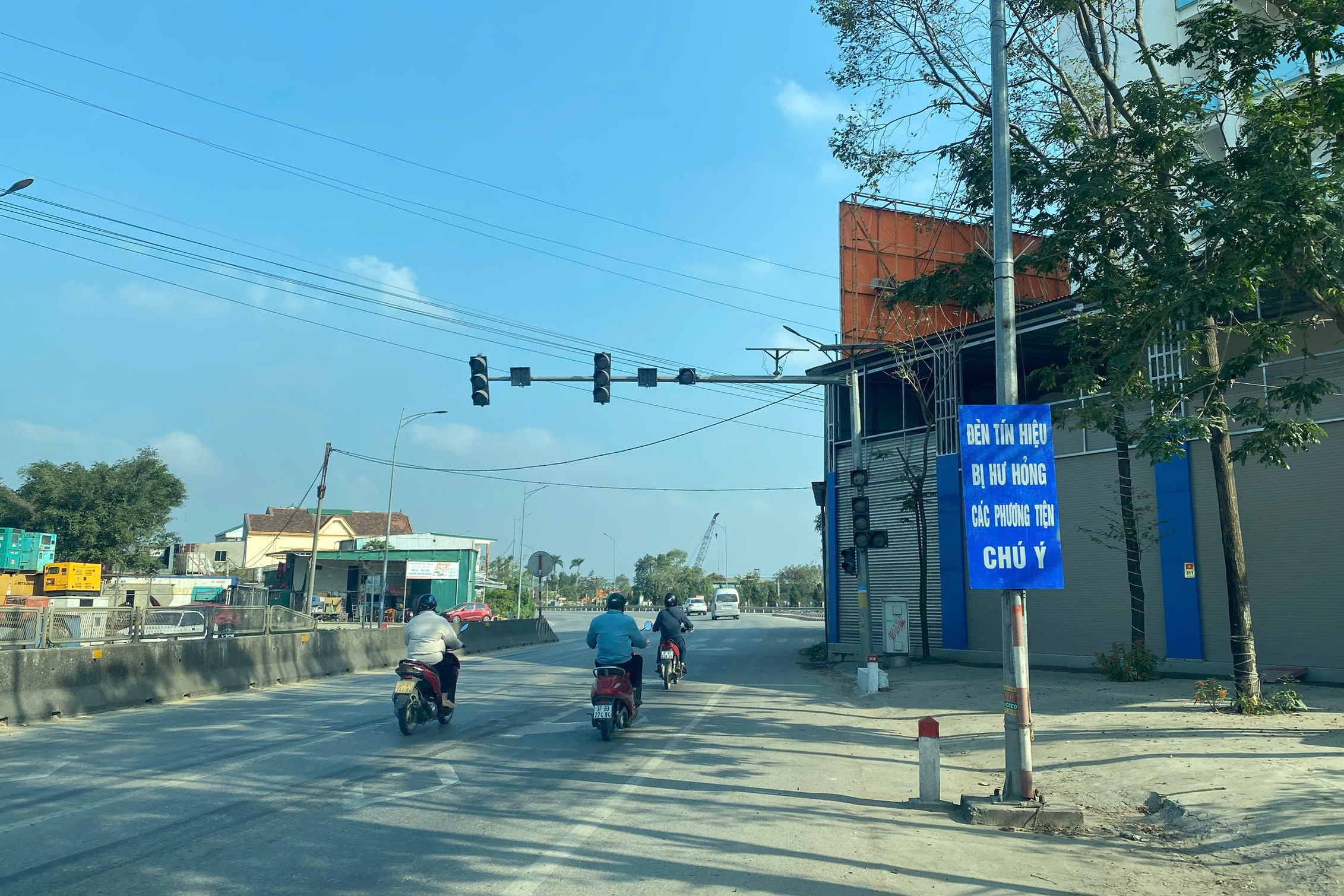 Nghệ An l&ecirc;n phương &aacute;n khắc phục h&agrave;ng loạt đ&egrave;n giao th&ocirc;ng kh&ocirc;ng hoạt động trước Tết- Ảnh 2.
