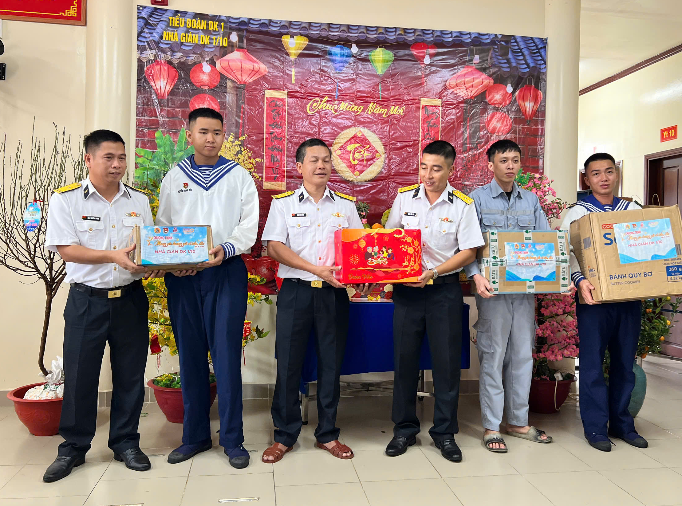 Mang mùa xuân từ đất liền ra nơi đầu sóng- Ảnh 1. Mang mùa xuân từ đất liền ra nơi đầu sóng- Ảnh 1.