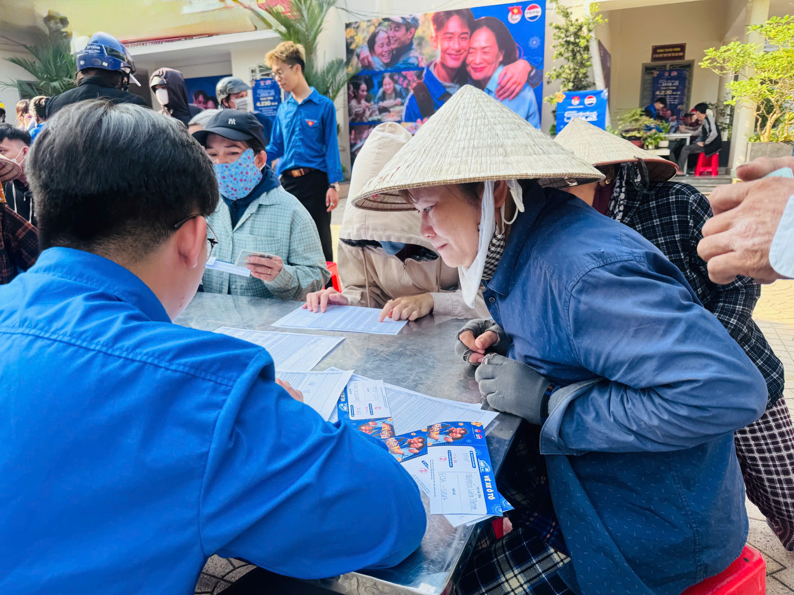 TP.HCM: Những tấm vé Tết nối nhịp đoàn viên cho người lao động xa quê- Ảnh 4. TP.HCM: Những tấm vé Tết nối nhịp đoàn viên cho người lao động xa quê- Ảnh 4.