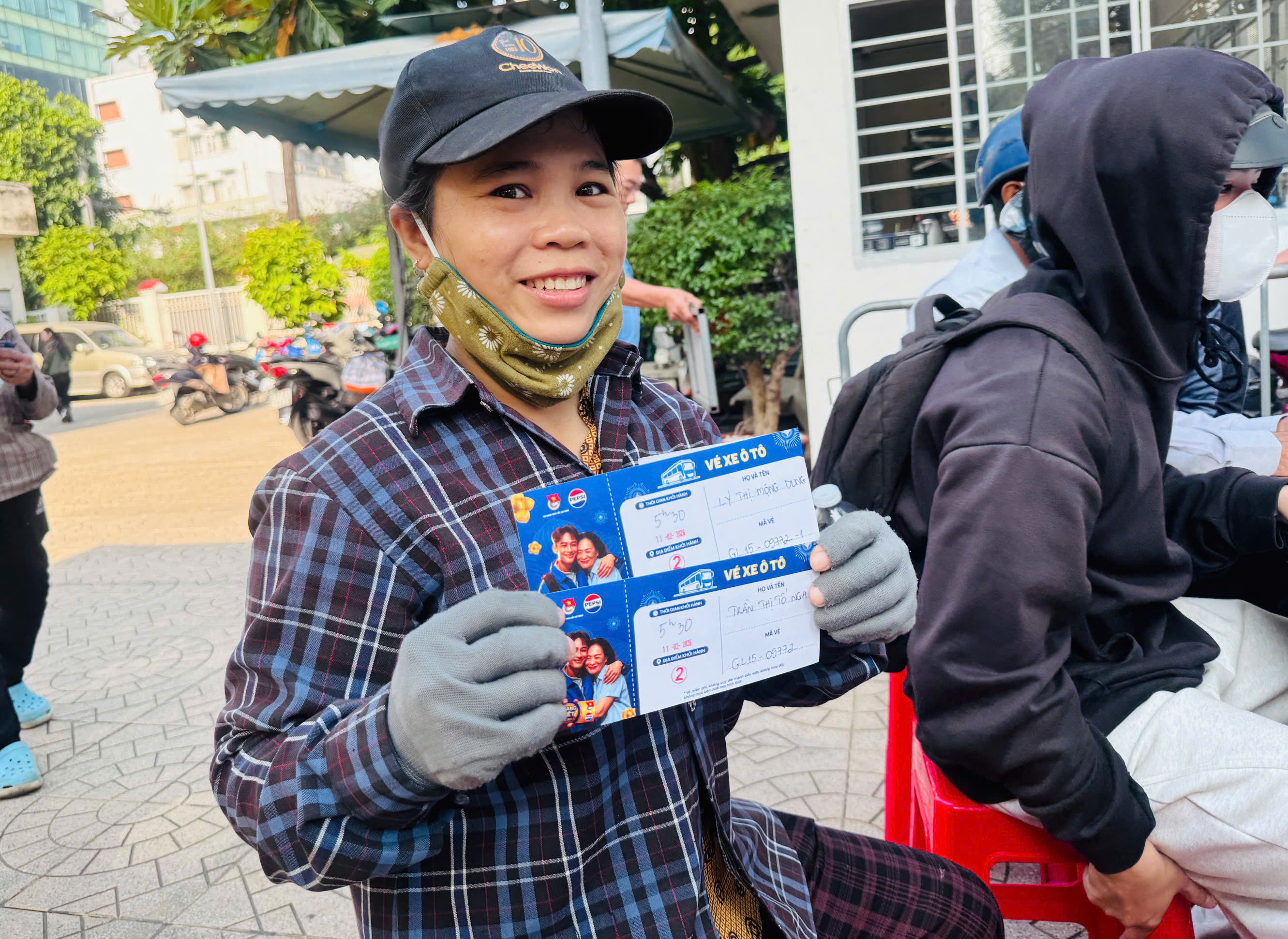 TP.HCM: Những tấm vé Tết nối nhịp đoàn viên cho người lao động xa quê- Ảnh 2. TP.HCM: Những tấm vé Tết nối nhịp đoàn viên cho người lao động xa quê- Ảnh 2.