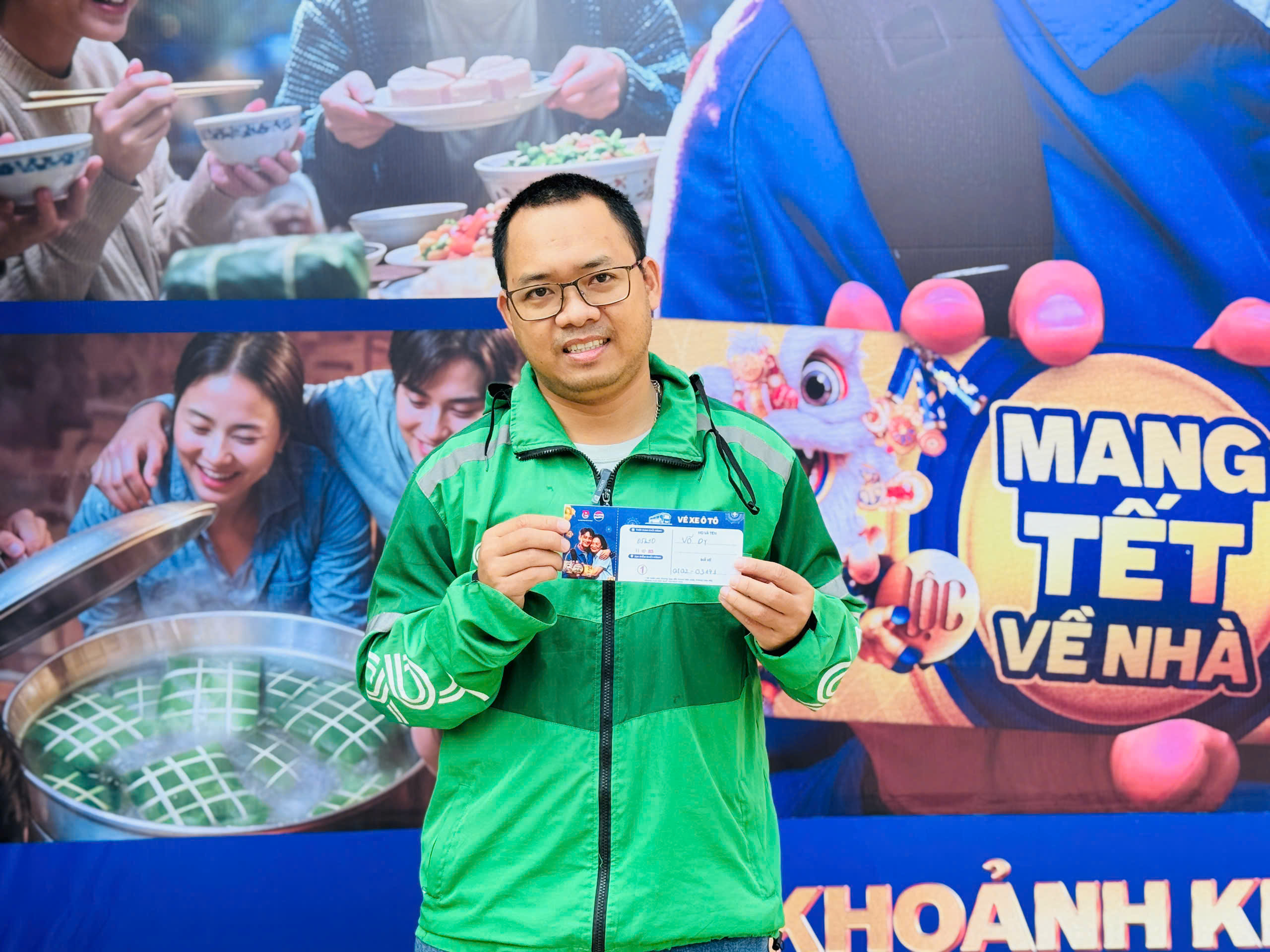 TP.HCM: Những tấm vé Tết nối nhịp đoàn viên cho người lao động xa quê- Ảnh 3. TP.HCM: Những tấm vé Tết nối nhịp đoàn viên cho người lao động xa quê- Ảnh 3.