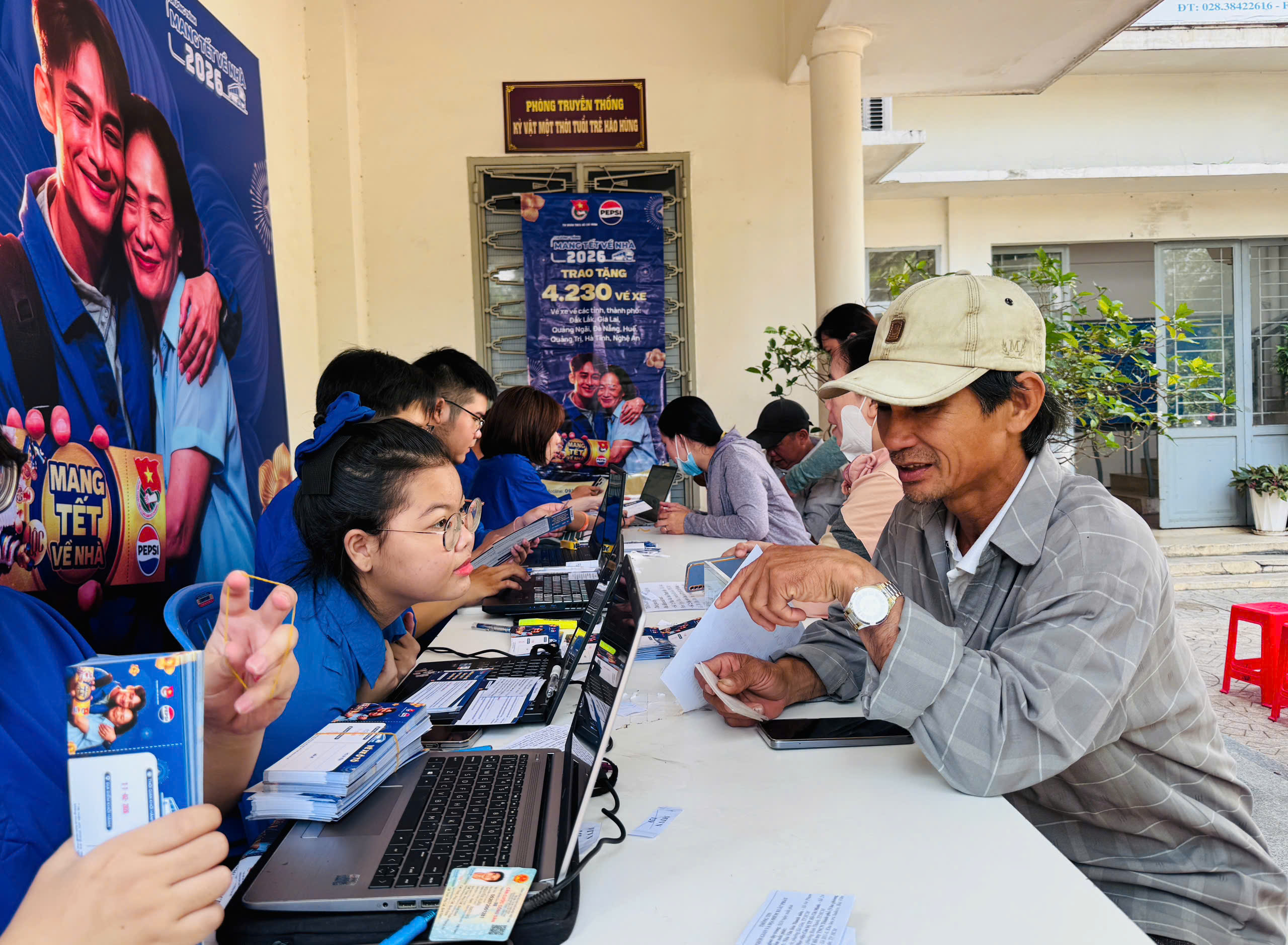 TP.HCM: Những tấm vé Tết nối nhịp đoàn viên cho người lao động xa quê- Ảnh 1. TP.HCM: Những tấm vé Tết nối nhịp đoàn viên cho người lao động xa quê- Ảnh 1.