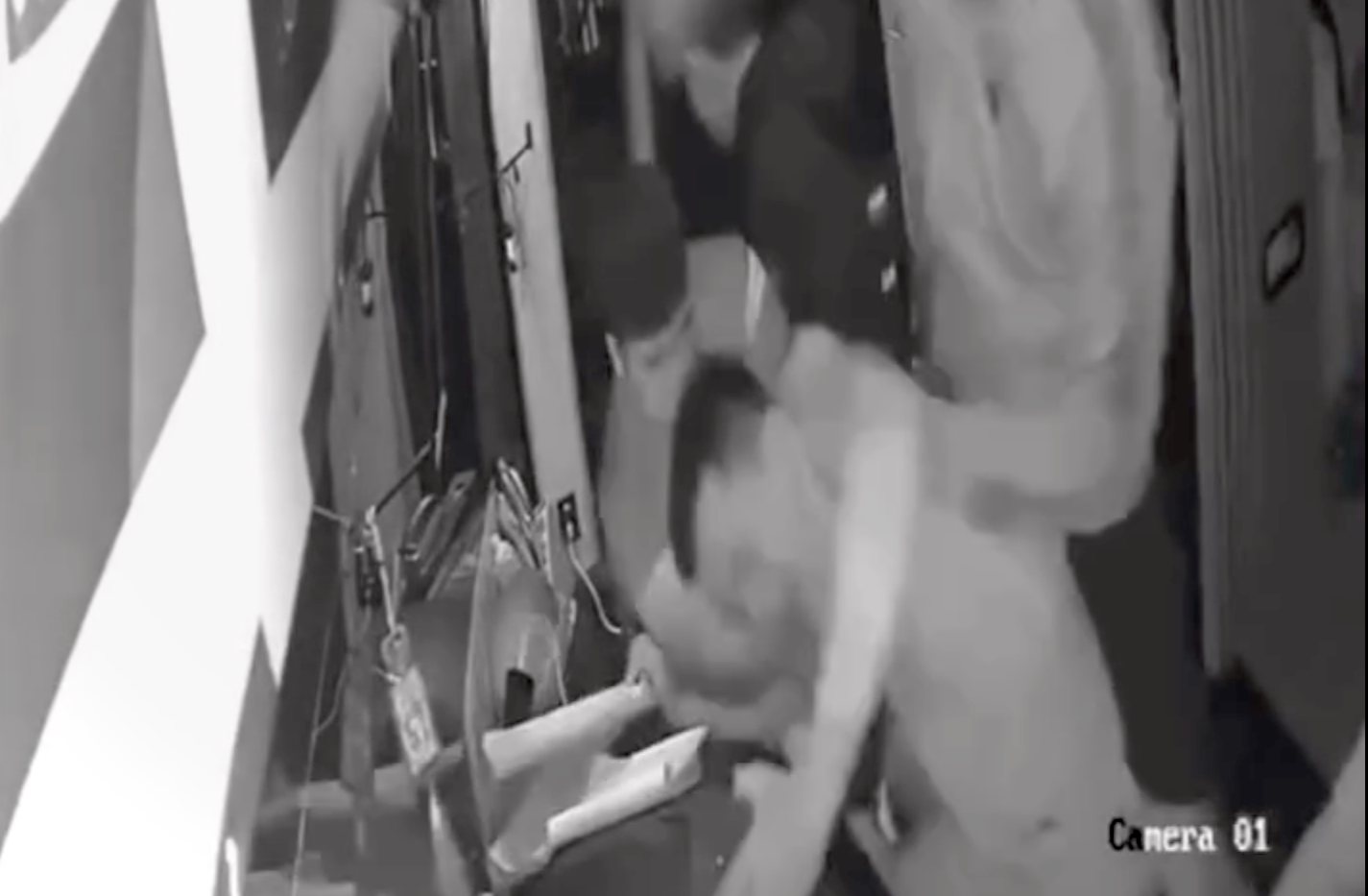 Đắk Lắk: Phụ xe kh&aacute;ch bị nh&oacute;m người lạ h&agrave;nh hung khi đ&oacute;n kh&aacute;ch tr&ecirc;n đường Hồ Ch&iacute; Minh- Ảnh 1.