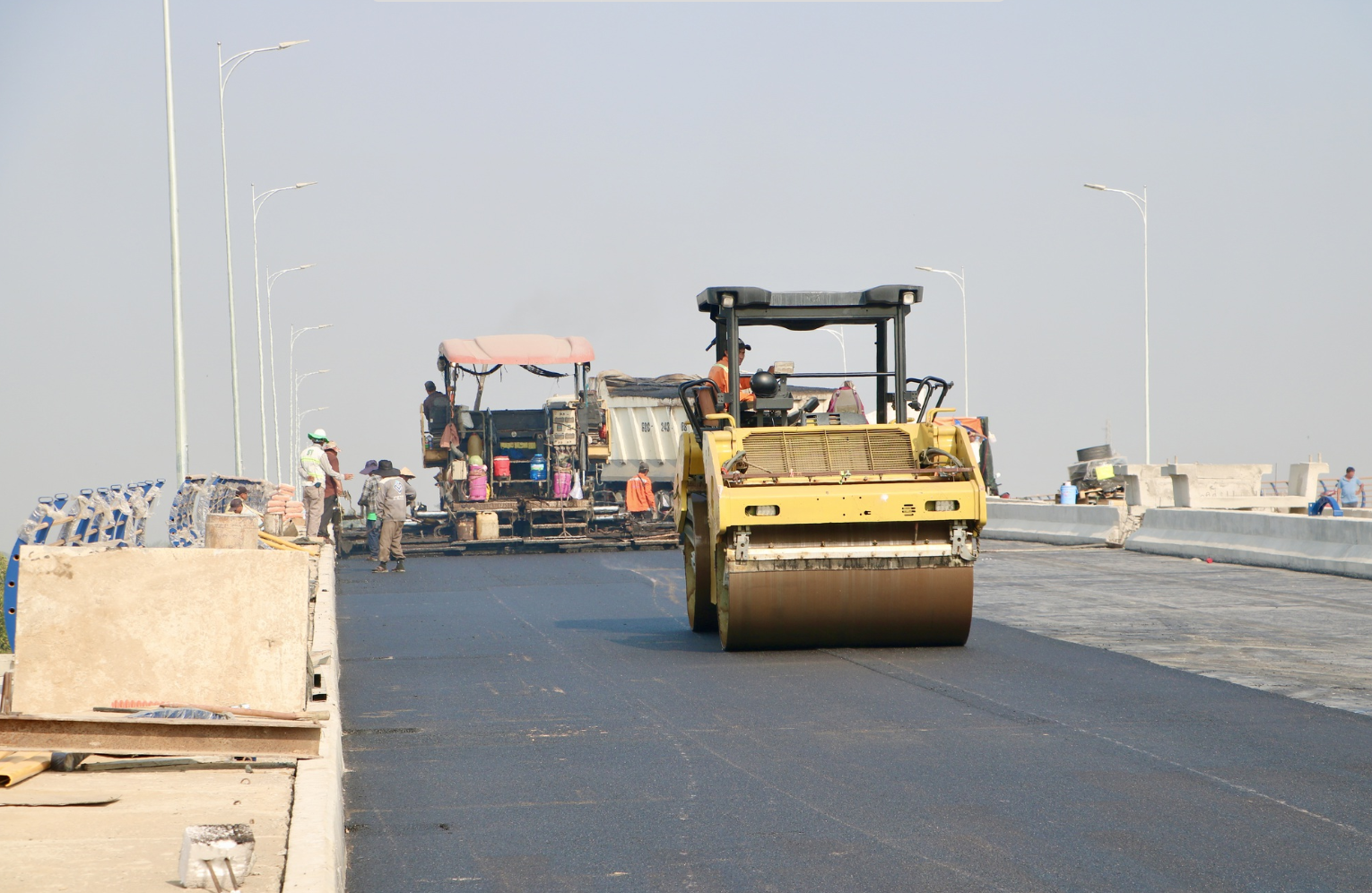 Đồng Nai: Thảm những m&eacute;t nhựa đầu ti&ecirc;n tr&ecirc;n cầu Thống Nhất- Ảnh 4.