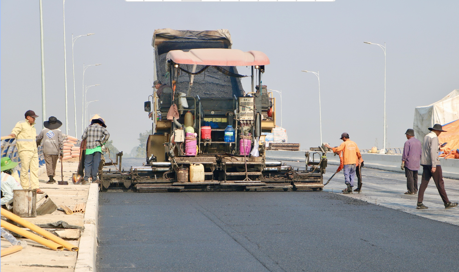Đồng Nai: Thảm những m&eacute;t nhựa đầu ti&ecirc;n tr&ecirc;n cầu Thống Nhất- Ảnh 2.
