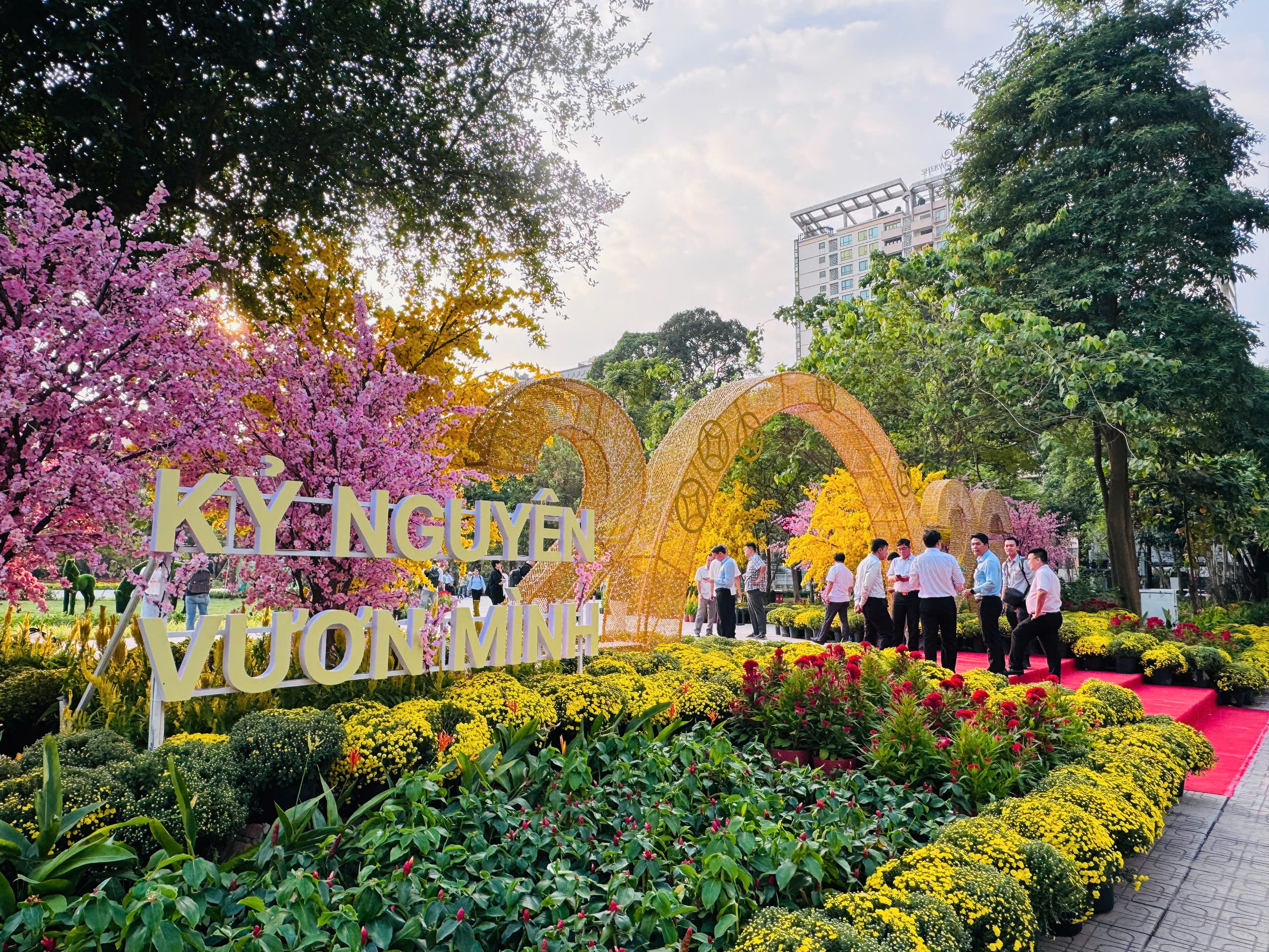 TP.HCM: &ldquo;Đất v&agrave;ng&rdquo; Phan Đ&igrave;nh Ph&ugrave;ng h&oacute;a c&ocirc;ng vi&ecirc;n xanh, phục vụ người d&acirc;n trước Tết- Ảnh 5.