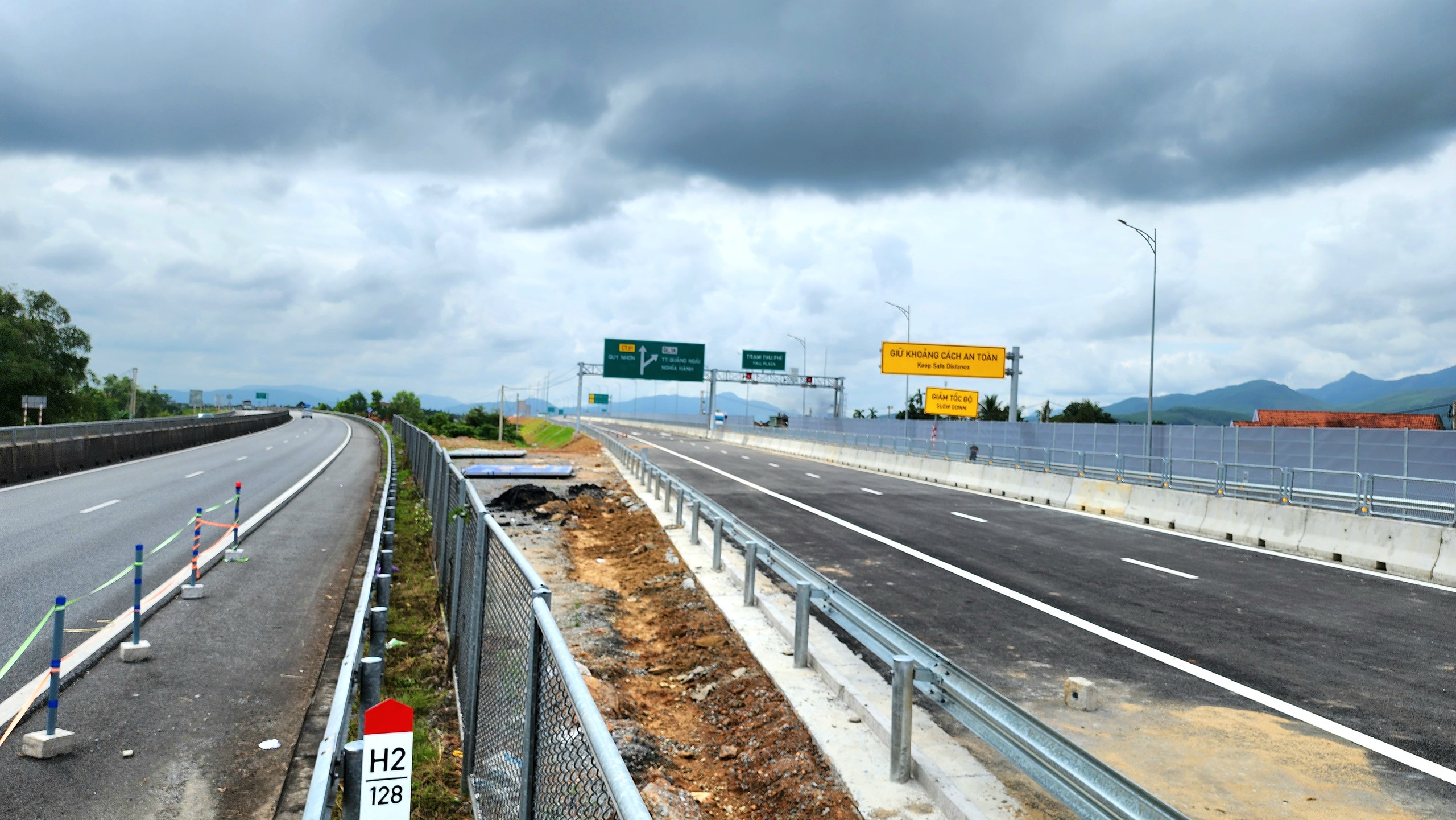 Cận cảnh điểm đấu nối cao tốc Quảng Ng&atilde;i - Ho&agrave;i Nhơn v&agrave;o cao tốc Đ&agrave; Nẵng - Quảng Ng&atilde;i- Ảnh 6.