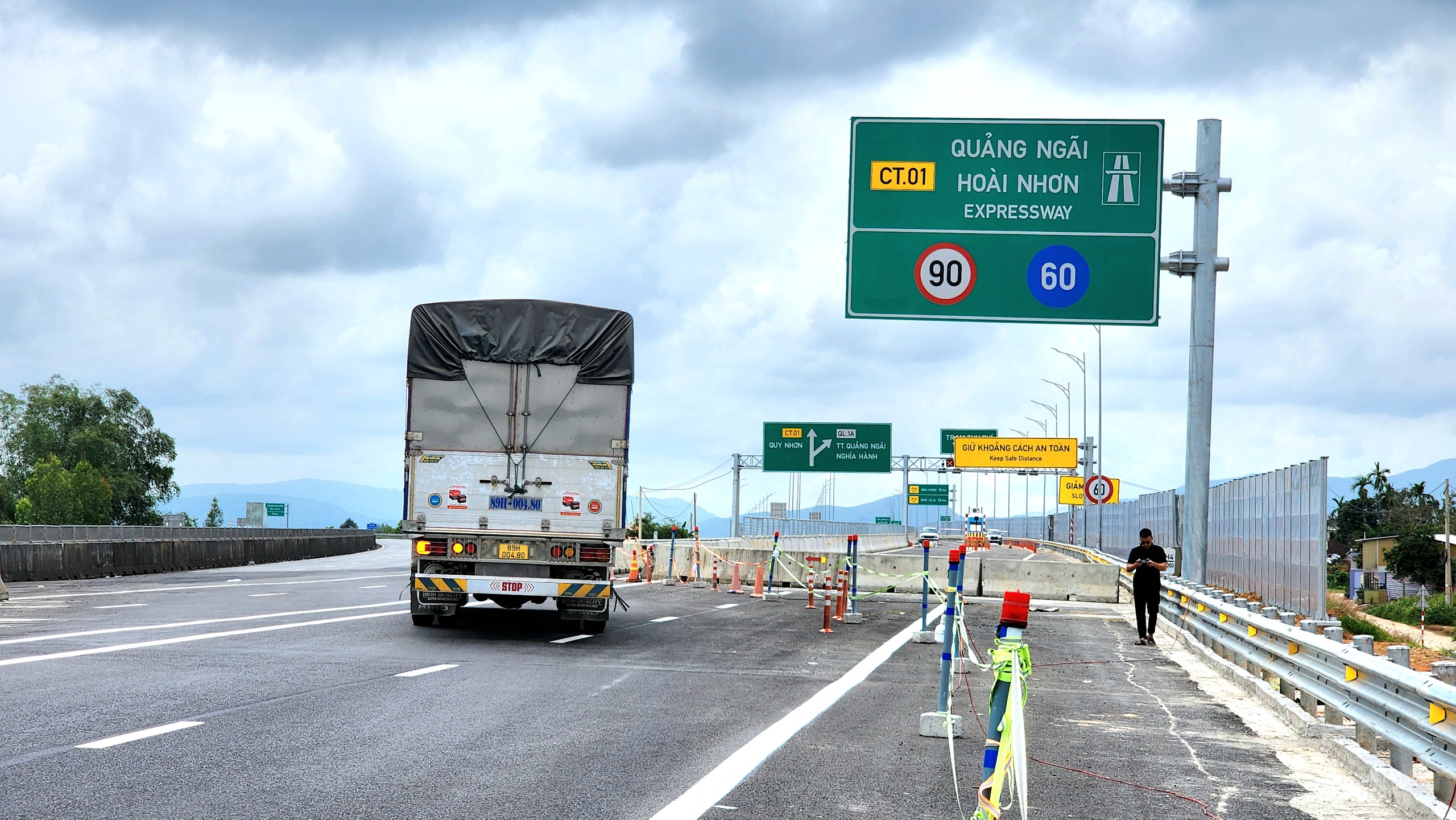 Cận cảnh điểm đấu nối cao tốc Quảng Ng&atilde;i - Ho&agrave;i Nhơn v&agrave;o cao tốc Đ&agrave; Nẵng - Quảng Ng&atilde;i- Ảnh 9.