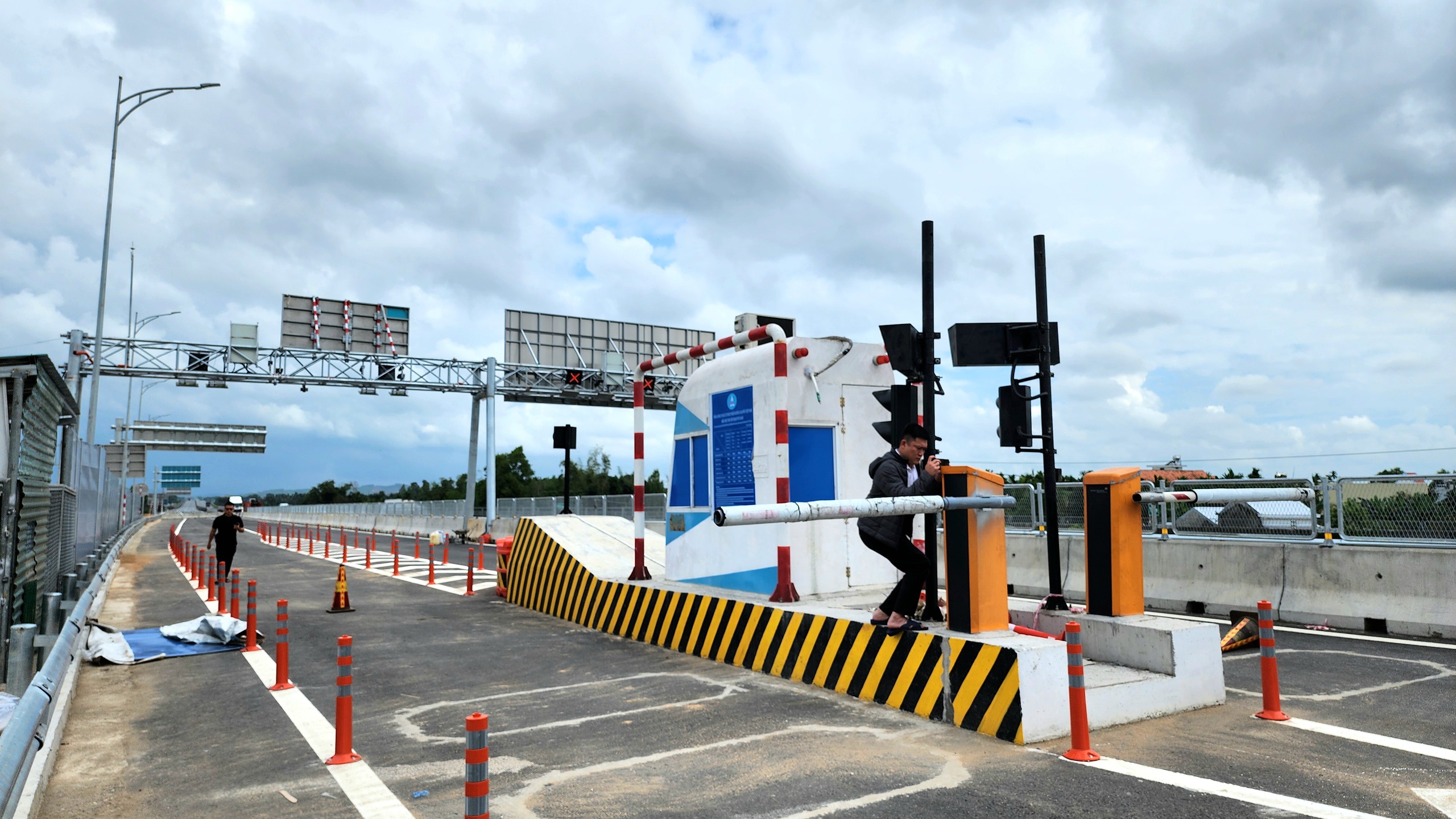 Cận cảnh điểm đấu nối cao tốc Quảng Ng&atilde;i - Ho&agrave;i Nhơn v&agrave;o cao tốc Đ&agrave; Nẵng - Quảng Ng&atilde;i- Ảnh 3.