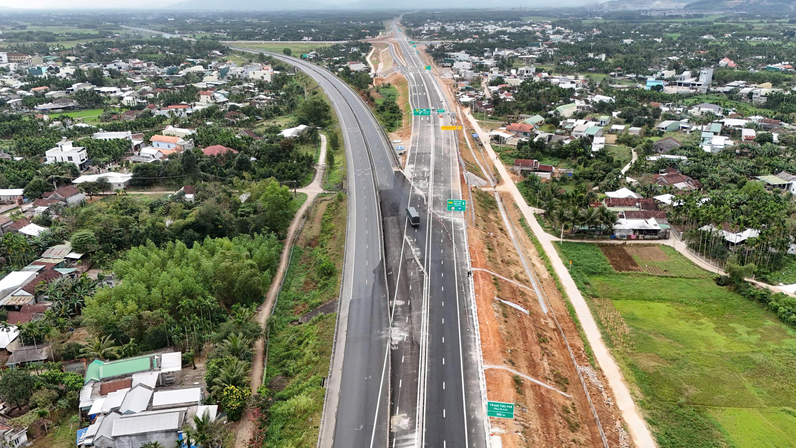 Cận cảnh điểm đấu nối cao tốc Quảng Ng&atilde;i - Ho&agrave;i Nhơn v&agrave;o cao tốc Đ&agrave; Nẵng - Quảng Ng&atilde;i- Ảnh 1.
