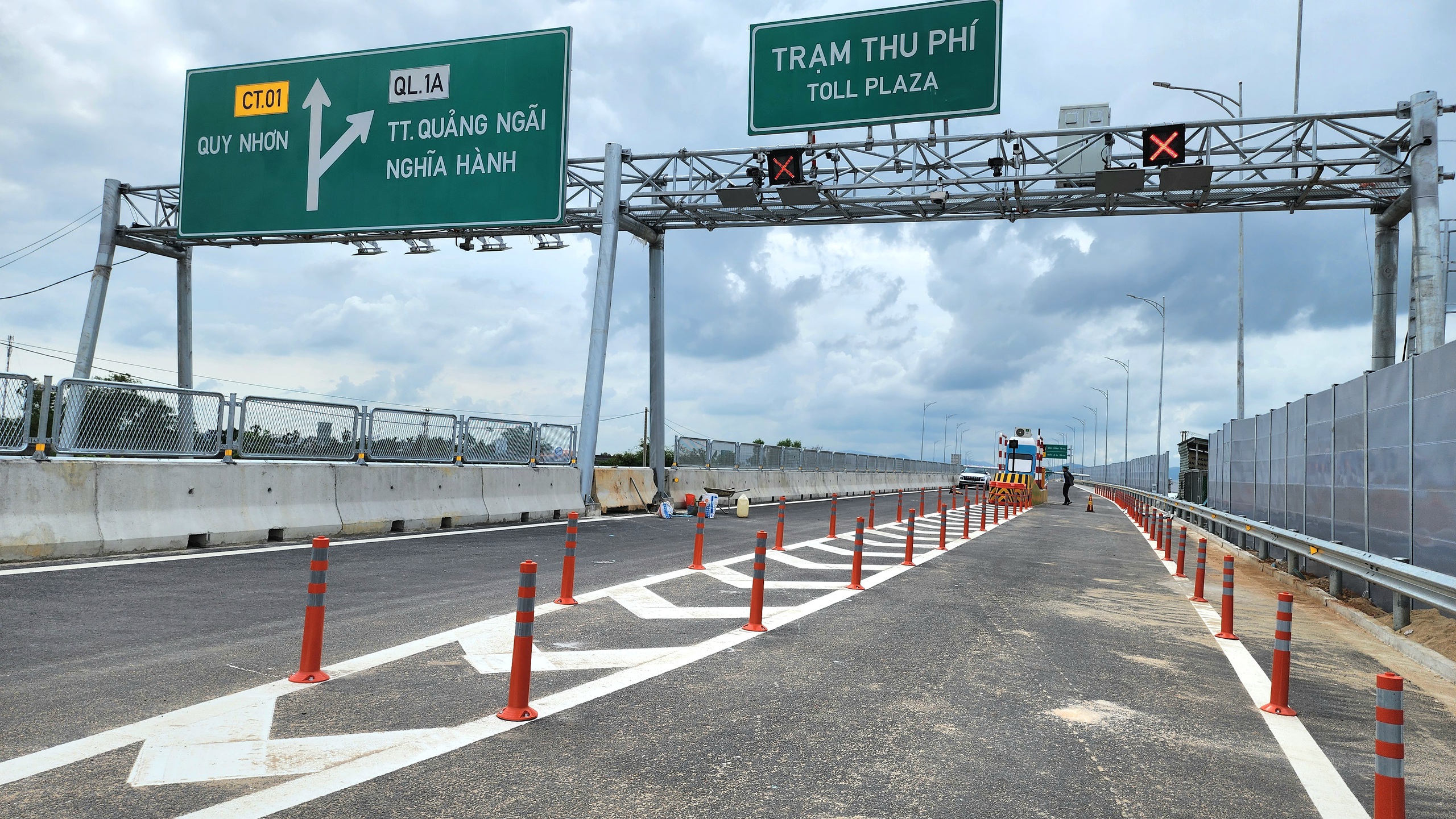 Cận cảnh điểm đấu nối cao tốc Quảng Ng&atilde;i - Ho&agrave;i Nhơn v&agrave;o cao tốc Đ&agrave; Nẵng - Quảng Ng&atilde;i- Ảnh 4.