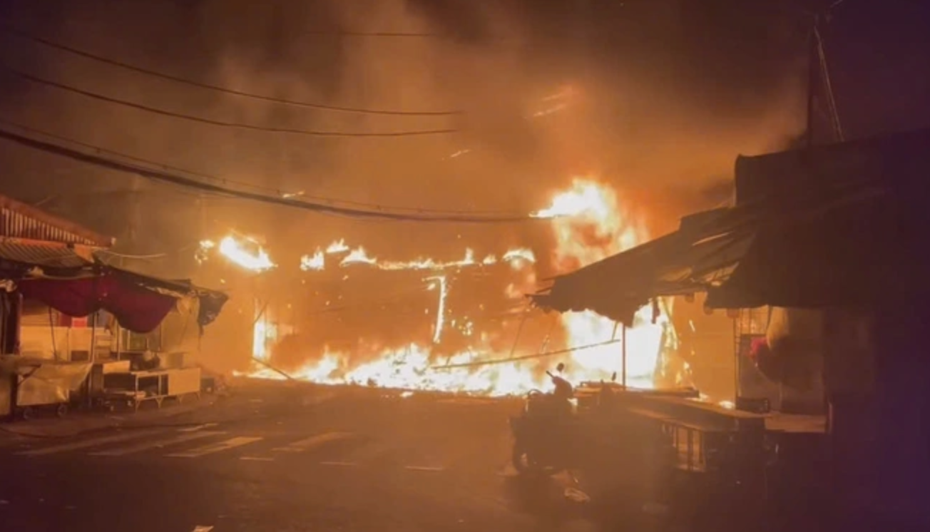 TP.HCM: Ch&aacute;y lớn trong đ&ecirc;m, nhiều căn nh&agrave; ở phường B&igrave;nh Đ&ocirc;ng bị thi&ecirc;u rụi- Ảnh 1.