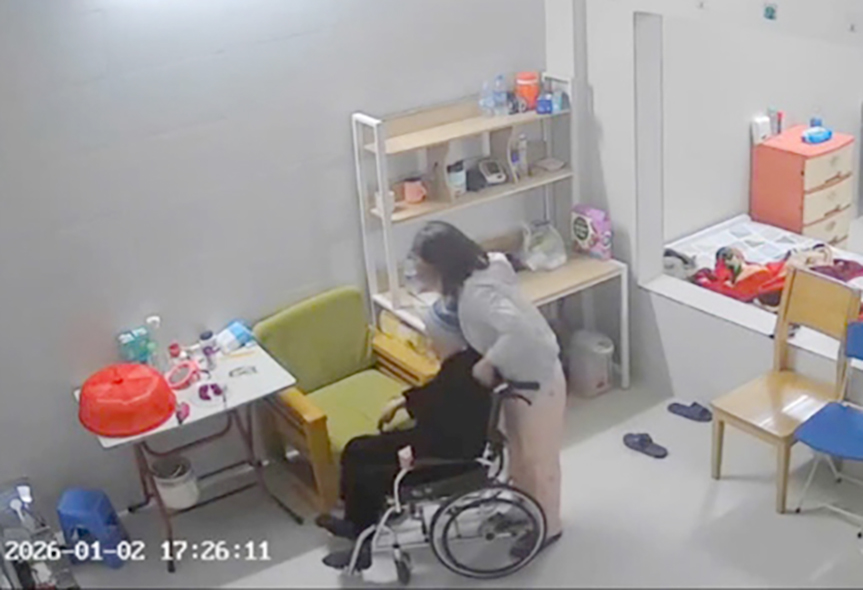 Điều tra vụ bà cụ ngồi xe lăn bị người giúp việc bạo hành ở Hà Nội- Ảnh 1. Điều tra vụ bà cụ ngồi xe lăn bị người giúp việc bạo hành ở Hà Nội- Ảnh 1.