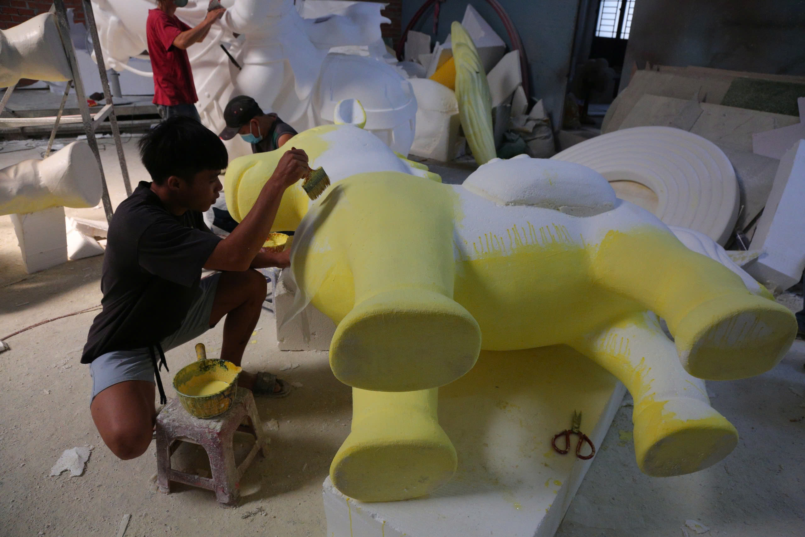 "Đột nhập" xưởng chế t&aacute;c linh vật Đường hoa Nguyễn Huệ- Ảnh 21.