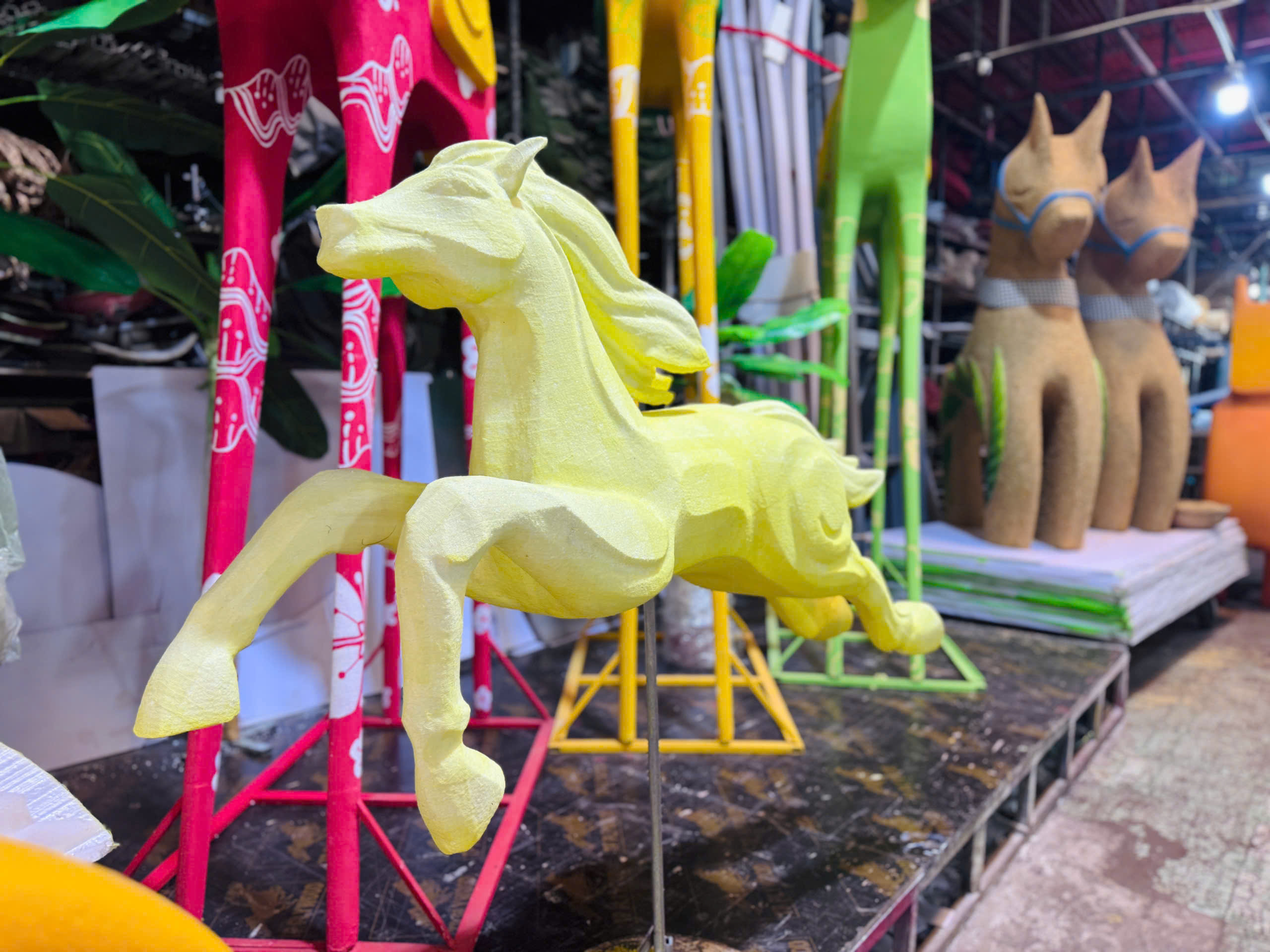 "Đột nhập" xưởng chế t&aacute;c linh vật Đường hoa Nguyễn Huệ- Ảnh 17.