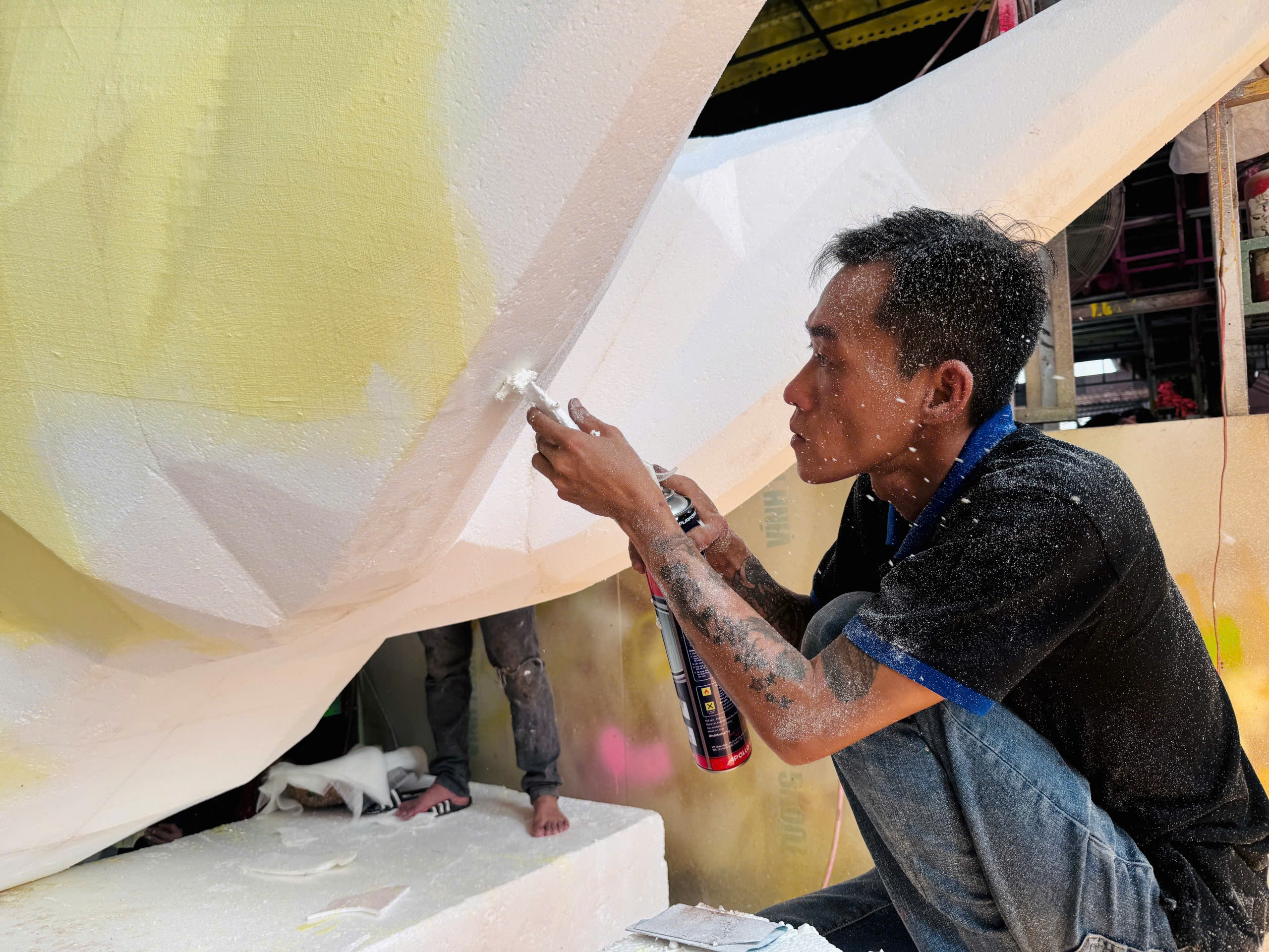 "Đột nhập" xưởng chế t&aacute;c linh vật Đường hoa Nguyễn Huệ- Ảnh 7.