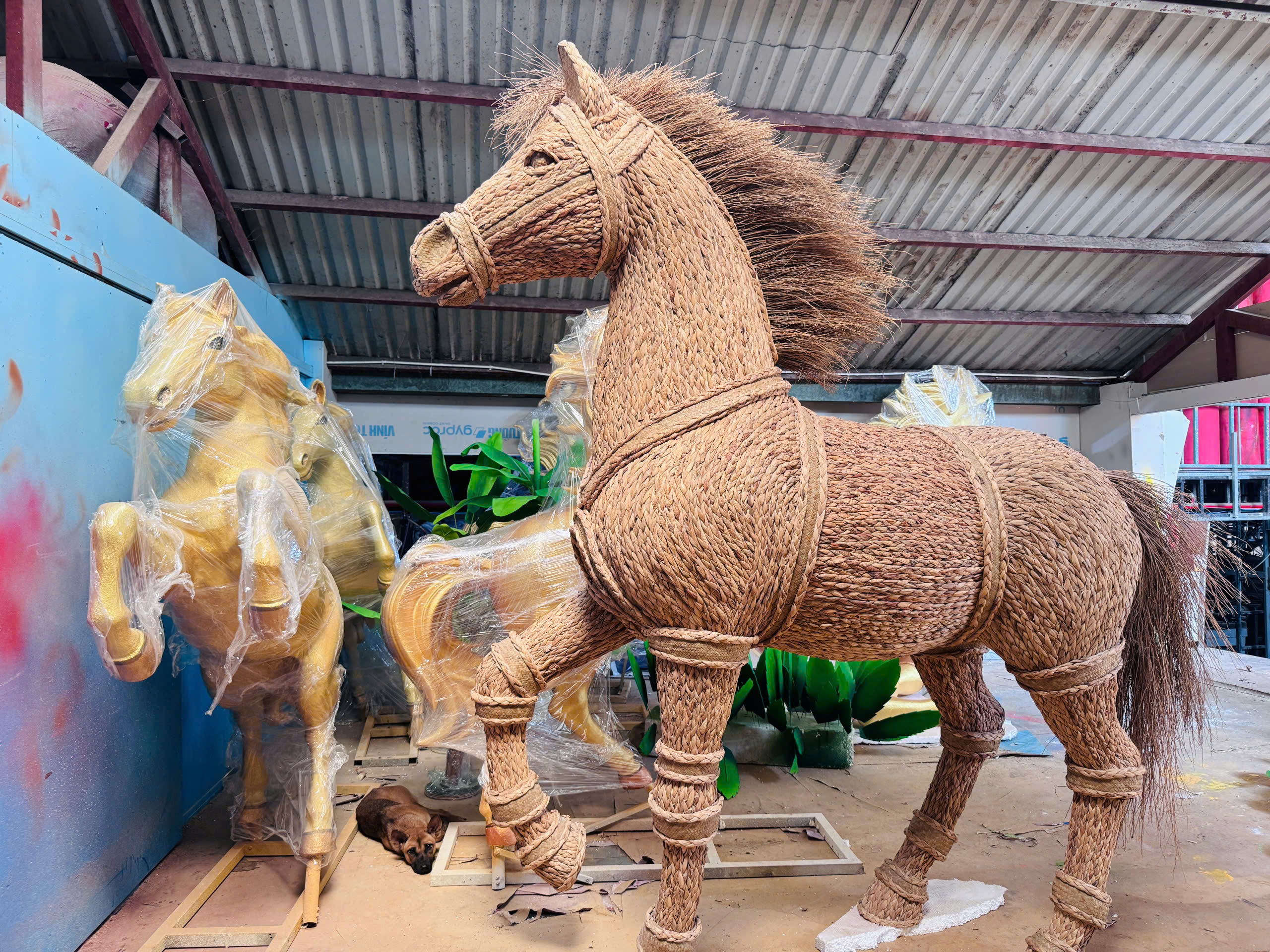 "Đột nhập" xưởng chế t&aacute;c linh vật Đường hoa Nguyễn Huệ- Ảnh 18.