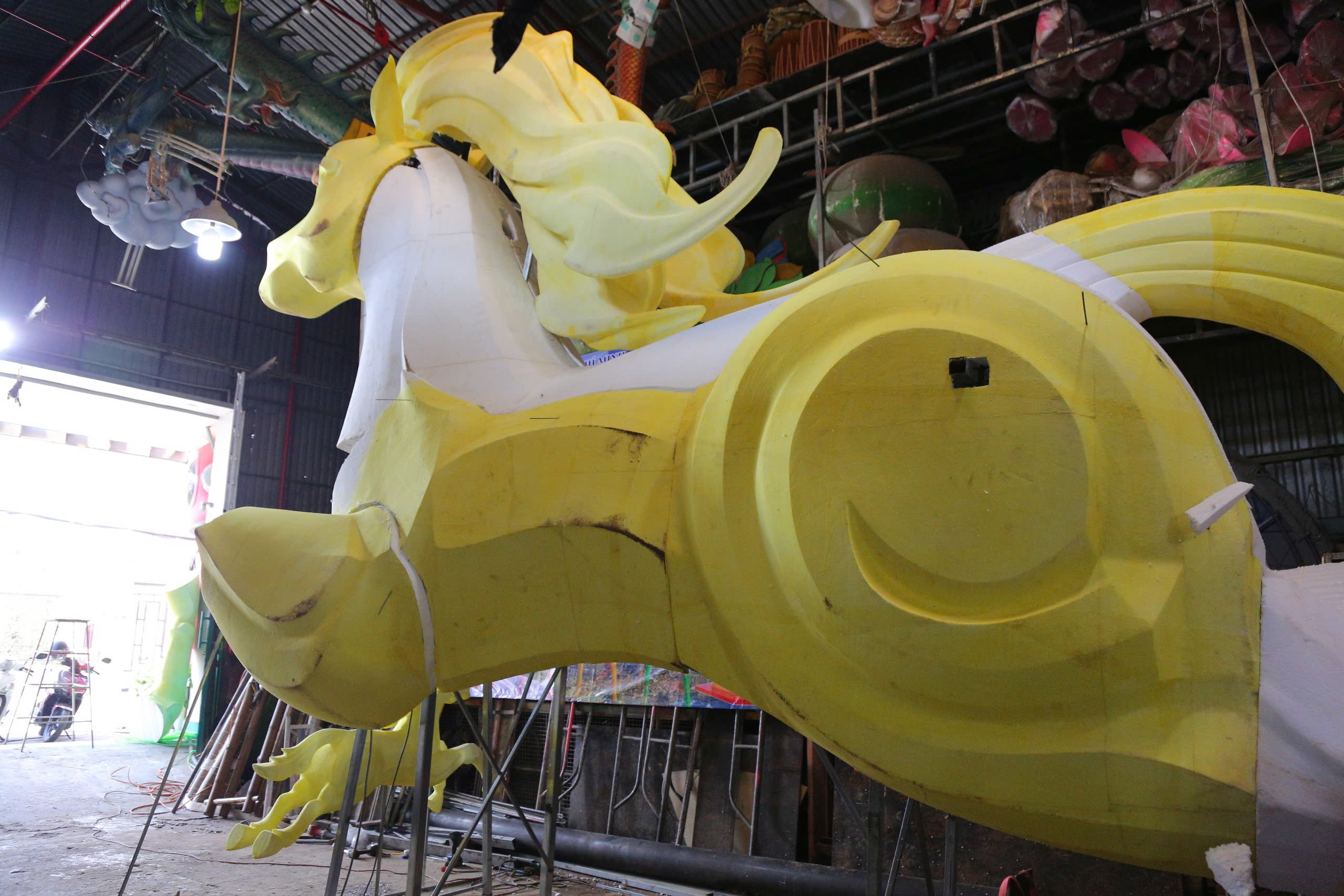 "Đột nhập" xưởng chế t&aacute;c linh vật Đường hoa Nguyễn Huệ- Ảnh 14.