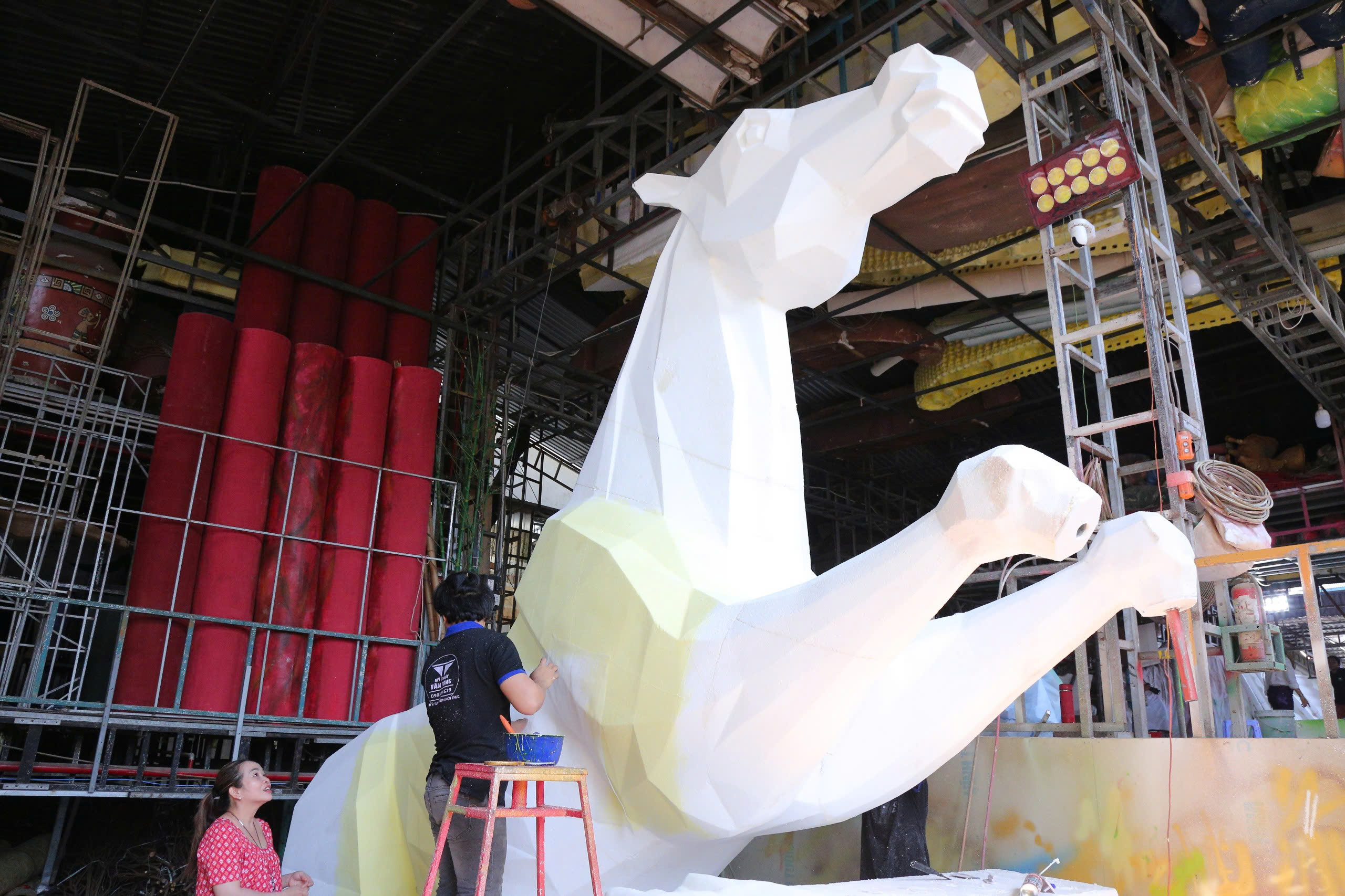 "Đột nhập" xưởng chế t&aacute;c linh vật Đường hoa Nguyễn Huệ- Ảnh 8.