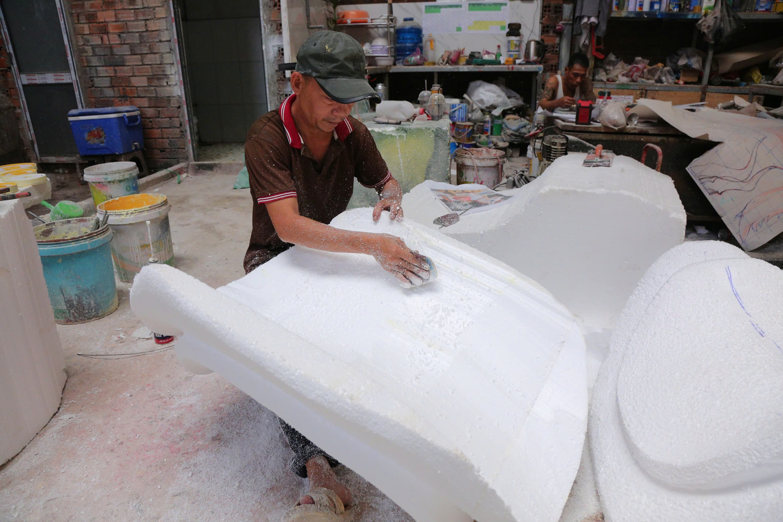 "Đột nhập" xưởng chế t&aacute;c linh vật Đường hoa Nguyễn Huệ- Ảnh 19.