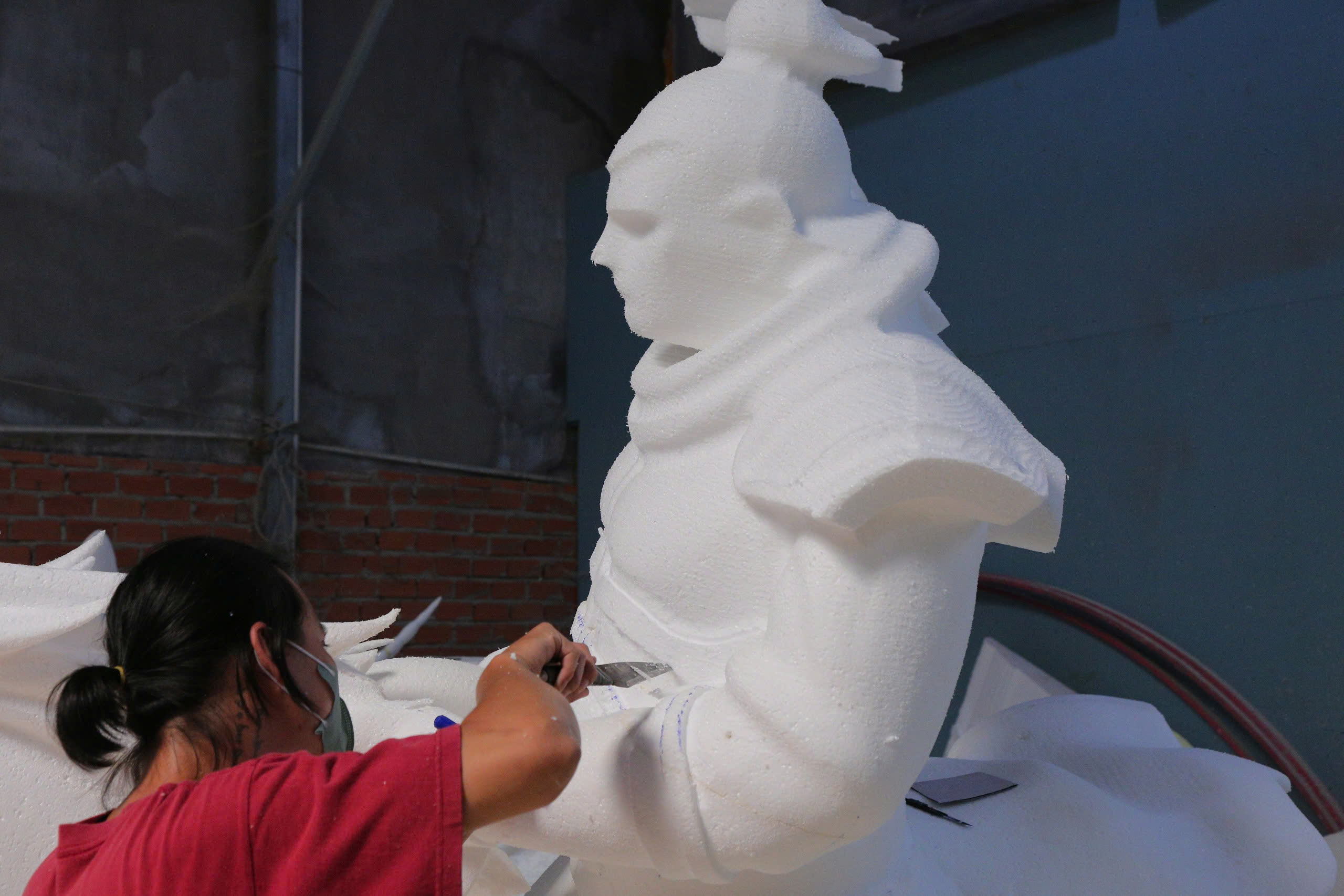 "Đột nhập" xưởng chế t&aacute;c linh vật Đường hoa Nguyễn Huệ- Ảnh 22.