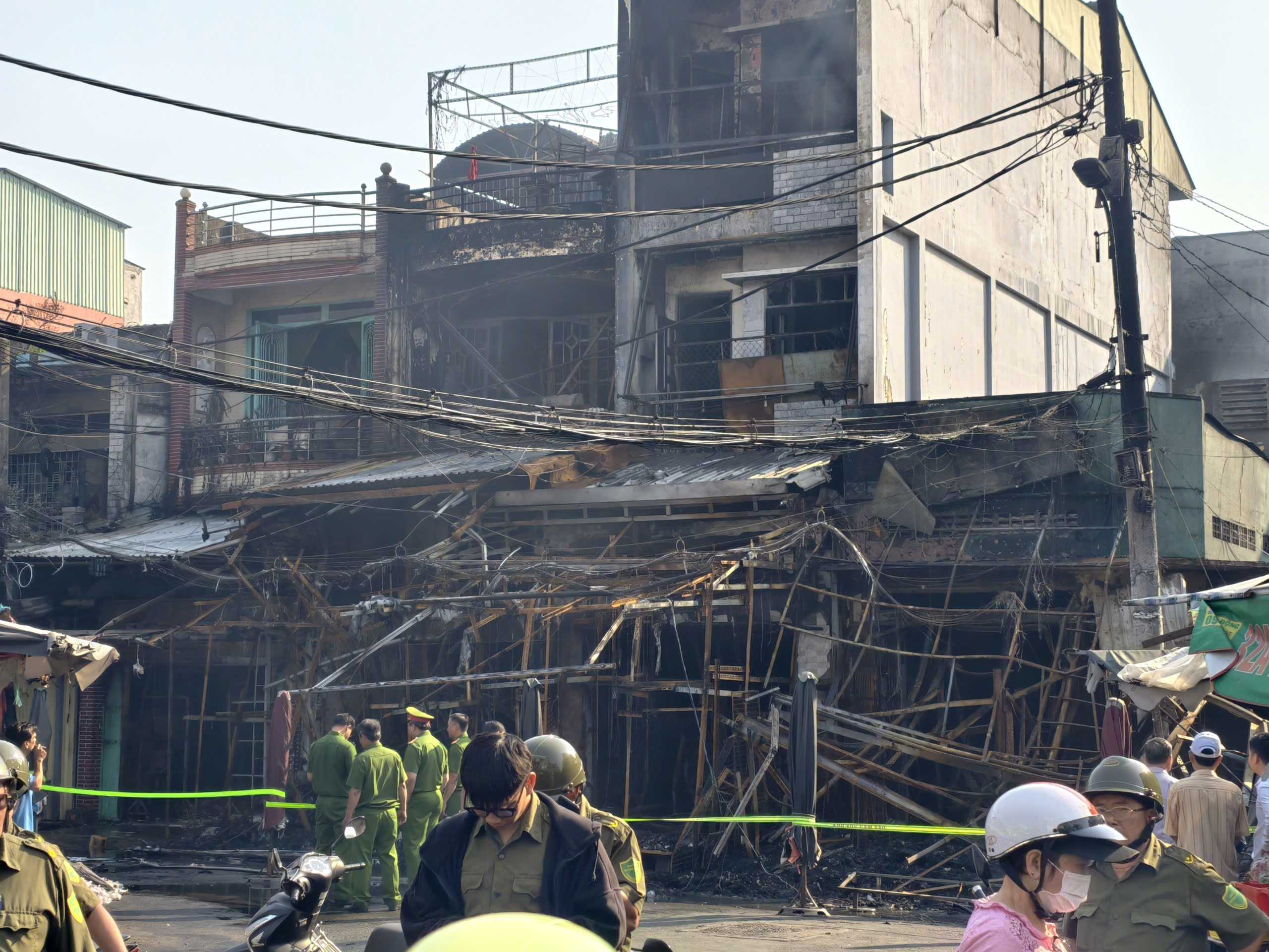 TP.HCM: Ch&aacute;y lớn trong đ&ecirc;m, nhiều căn nh&agrave; ở phường B&igrave;nh Đ&ocirc;ng bị thi&ecirc;u rụi- Ảnh 2.