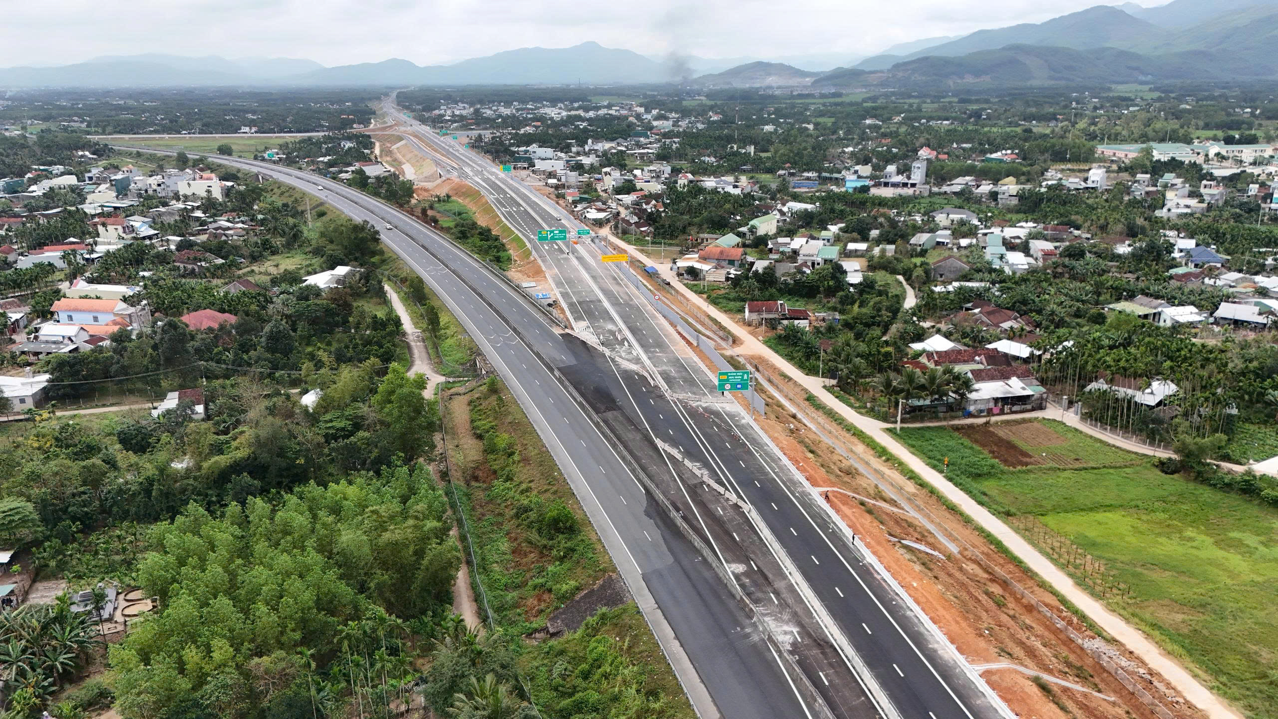 Cận cảnh điểm đấu nối cao tốc Quảng Ng&atilde;i - Ho&agrave;i Nhơn v&agrave;o cao tốc Đ&agrave; Nẵng - Quảng Ng&atilde;i- Ảnh 13.
