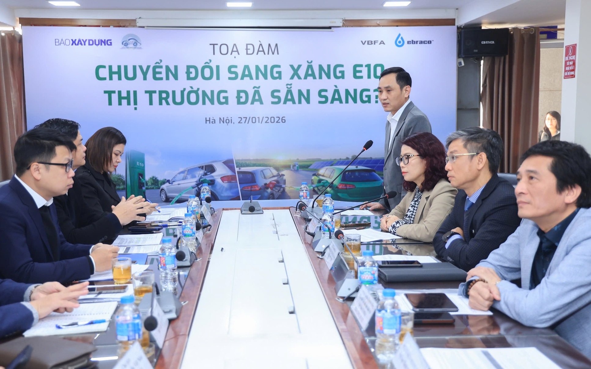 Xăng E10 - Sự thật từ phòng thí nghiệm- Ảnh 2. Trực tiếp: Tọa đàm 'Chuyển đổi sang xăng E10, thị trường đã sẵn sàng'?