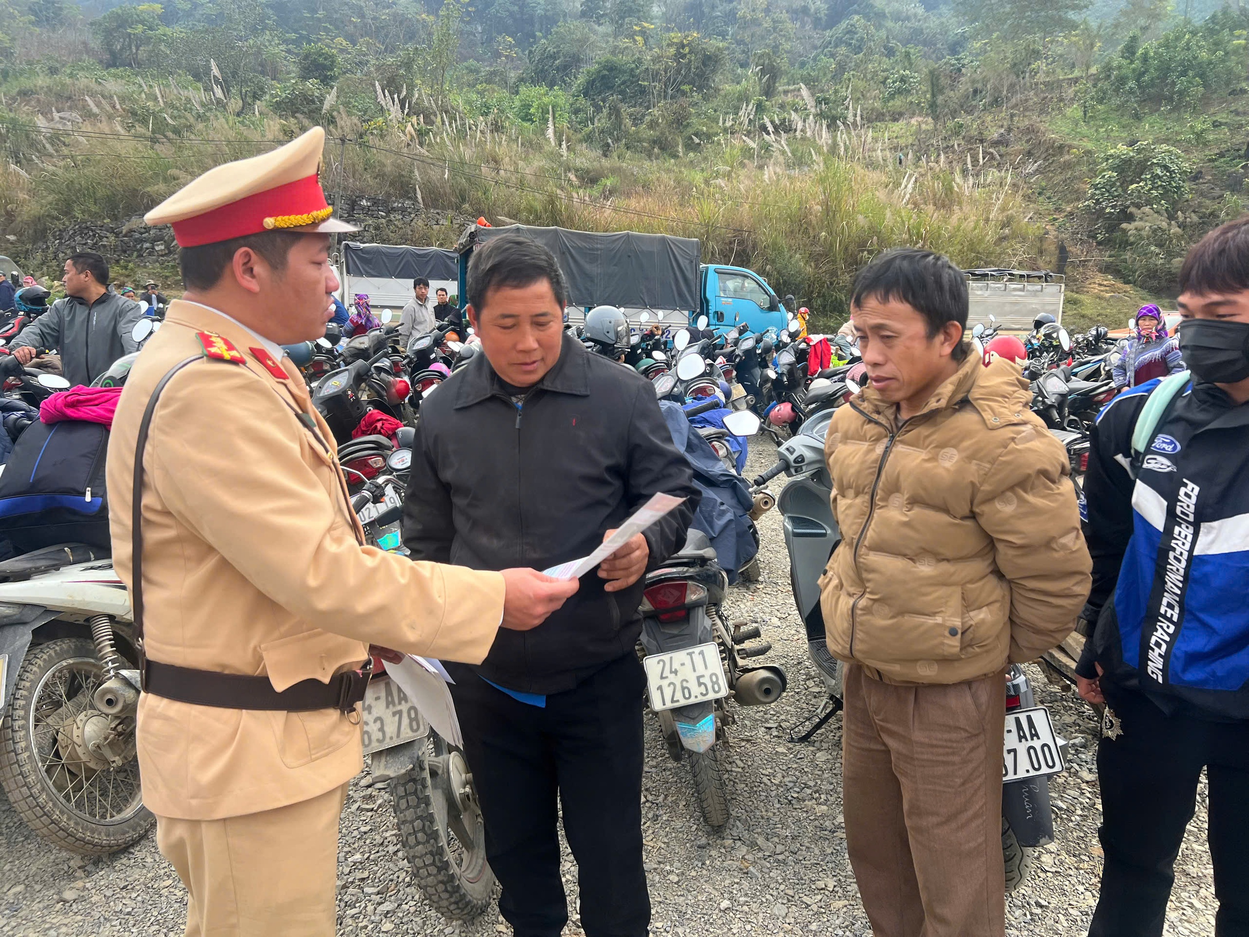 Nghe CSGT "bắn" tiếng M&ocirc;ng tuy&ecirc;n truyền an to&agrave;n giao th&ocirc;ng giữa chợ phi&ecirc;n v&ugrave;ng cao- Ảnh 4.