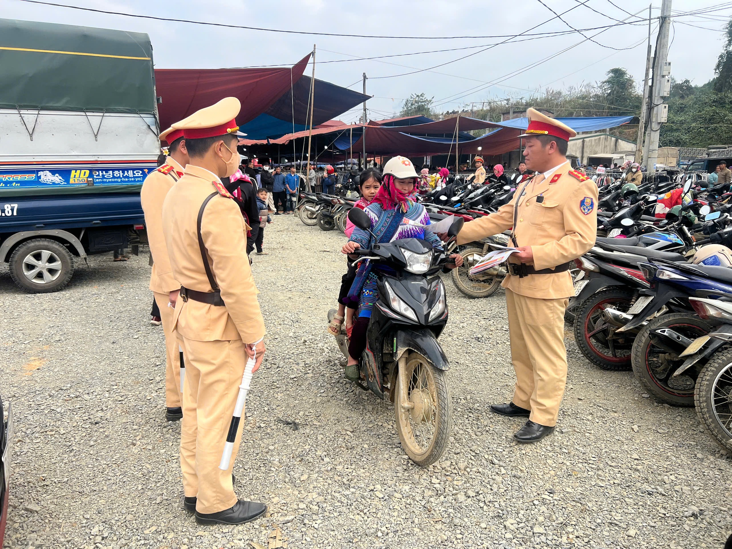 Nghe CSGT "bắn" tiếng M&ocirc;ng tuy&ecirc;n truyền an to&agrave;n giao th&ocirc;ng giữa chợ phi&ecirc;n v&ugrave;ng cao- Ảnh 3.