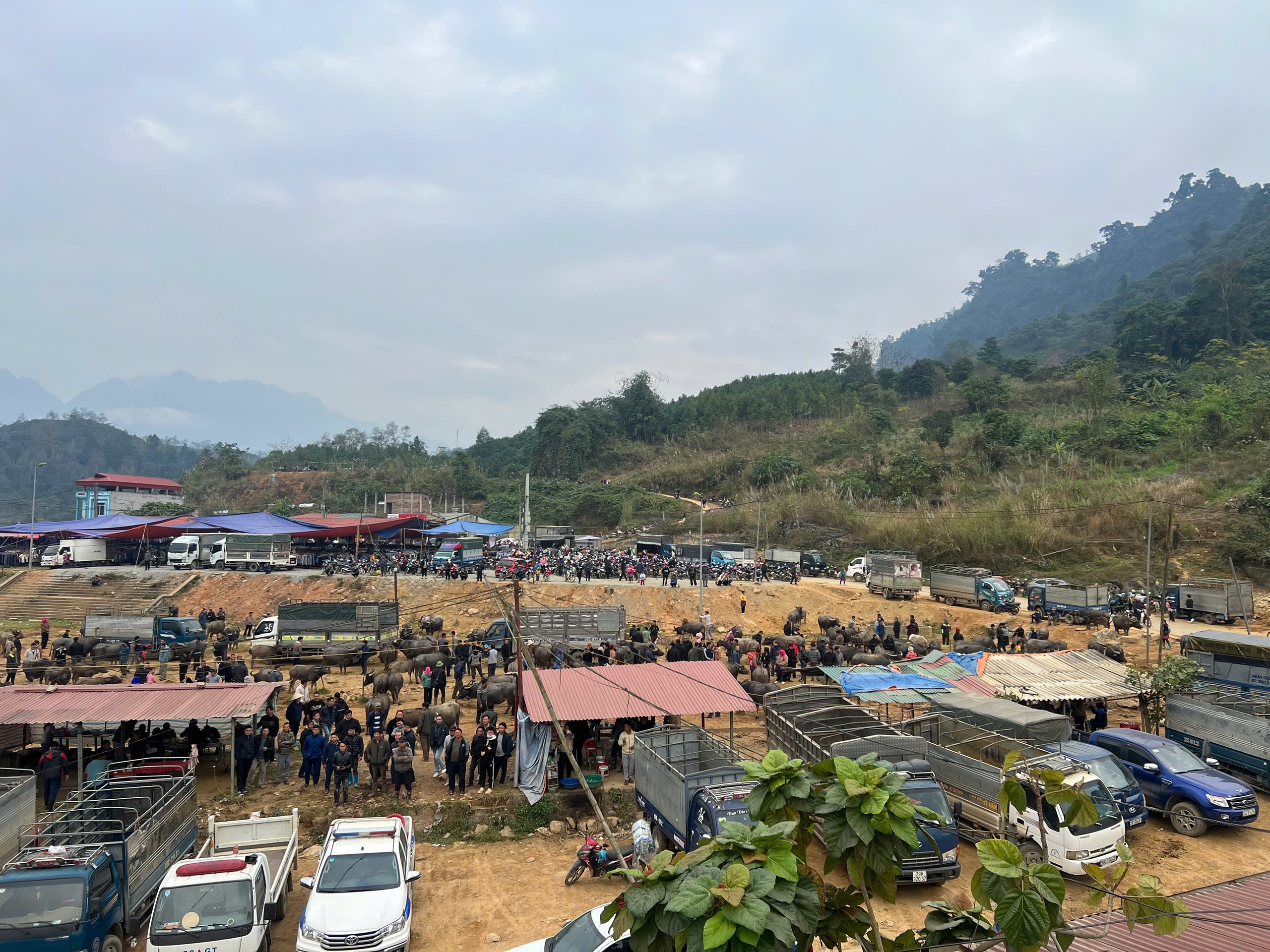 Nghe CSGT "bắn" tiếng M&ocirc;ng tuy&ecirc;n truyền an to&agrave;n giao th&ocirc;ng giữa chợ phi&ecirc;n v&ugrave;ng cao- Ảnh 9.