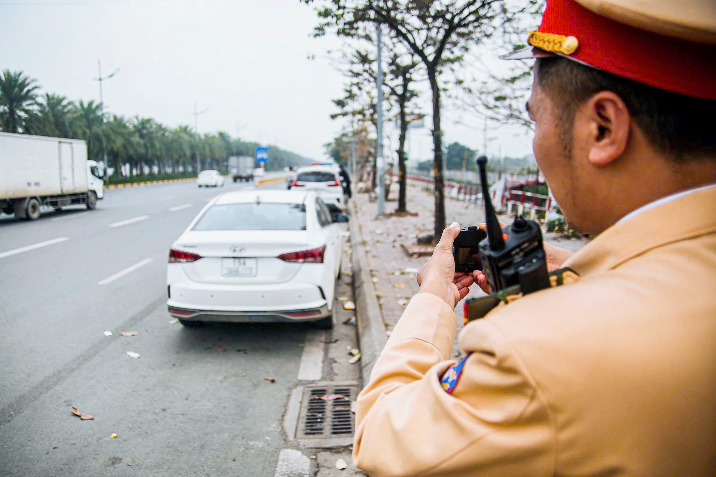 CSGT H&agrave; Nội tuần tra lưu động, xử l&yacute; nhiều t&agrave;i xế dừng, đỗ xe tr&agrave;n lan tại s&acirc;n bay Nội B&agrave;i- Ảnh 3.