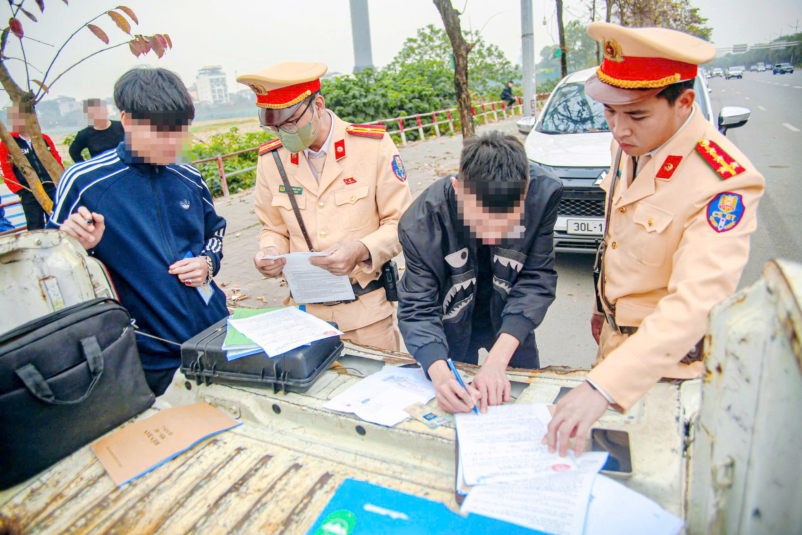 CSGT H&agrave; Nội tuần tra lưu động, xử l&yacute; nhiều t&agrave;i xế dừng, đỗ xe tr&agrave;n lan tại s&acirc;n bay Nội B&agrave;i- Ảnh 4.