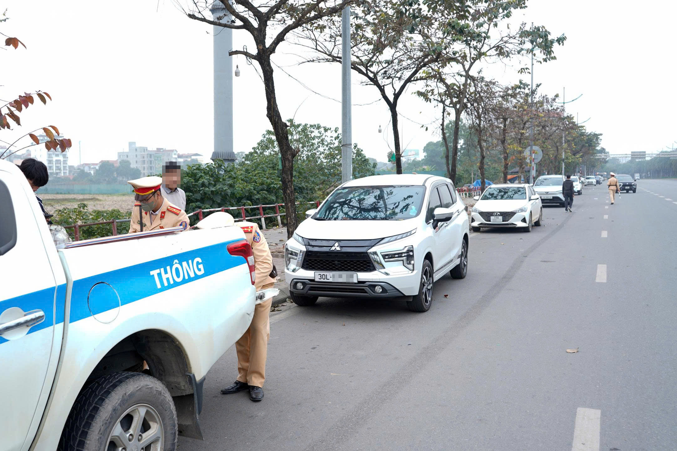 CSGT H&agrave; Nội tuần tra lưu động, xử l&yacute; nhiều t&agrave;i xế dừng, đỗ xe tr&agrave;n lan tại s&acirc;n bay Nội B&agrave;i- Ảnh 1.