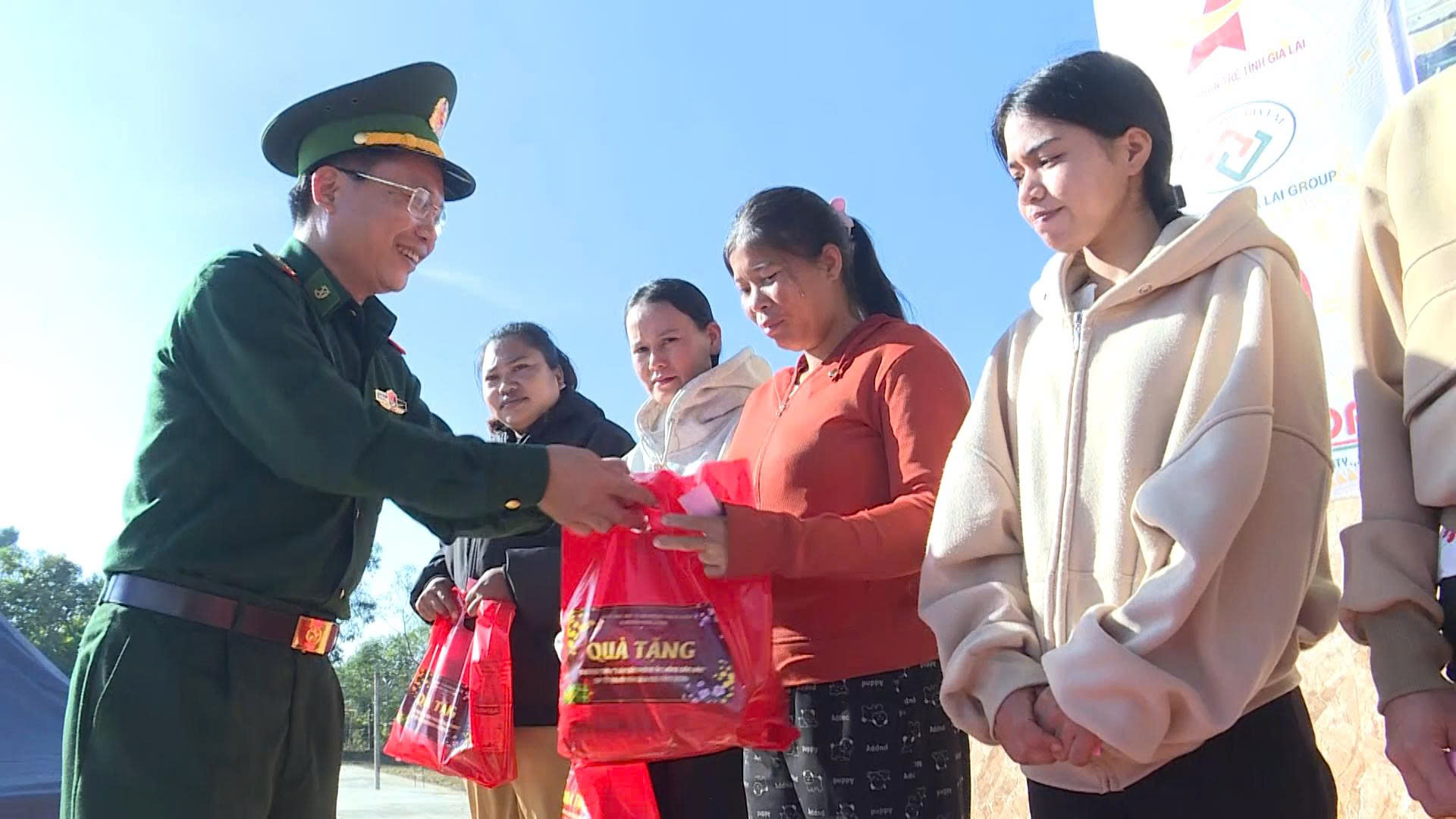 Gia Lai: Ấm &aacute;p t&igrave;nh qu&acirc;n d&acirc;n "Xu&acirc;n Bi&ecirc;n ph&ograve;ng - Ấm l&ograve;ng d&acirc;n bản"- Ảnh 7.