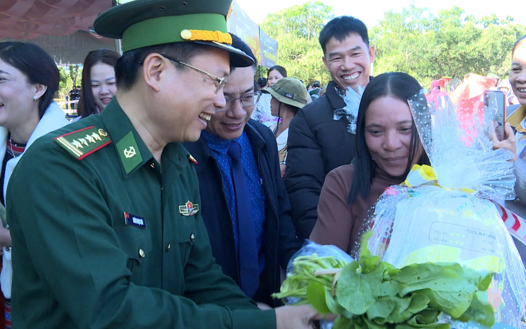 Gia Lai: Trưng bày tài liệu lưu trữ hướng tới bầu cử Quốc hội khóa XVI- Ảnh 3. Gia Lai: Ấm áp tình quân dân 'Xuân Biên phòng - Ấm lòng dân bản'