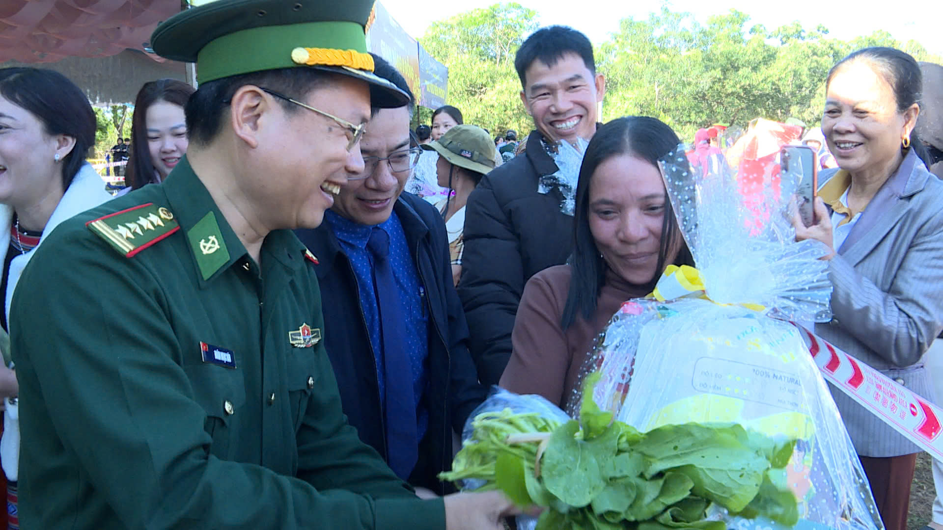 Gia Lai: Ấm &aacute;p t&igrave;nh qu&acirc;n d&acirc;n "Xu&acirc;n Bi&ecirc;n ph&ograve;ng - Ấm l&ograve;ng d&acirc;n bản"- Ảnh 1.